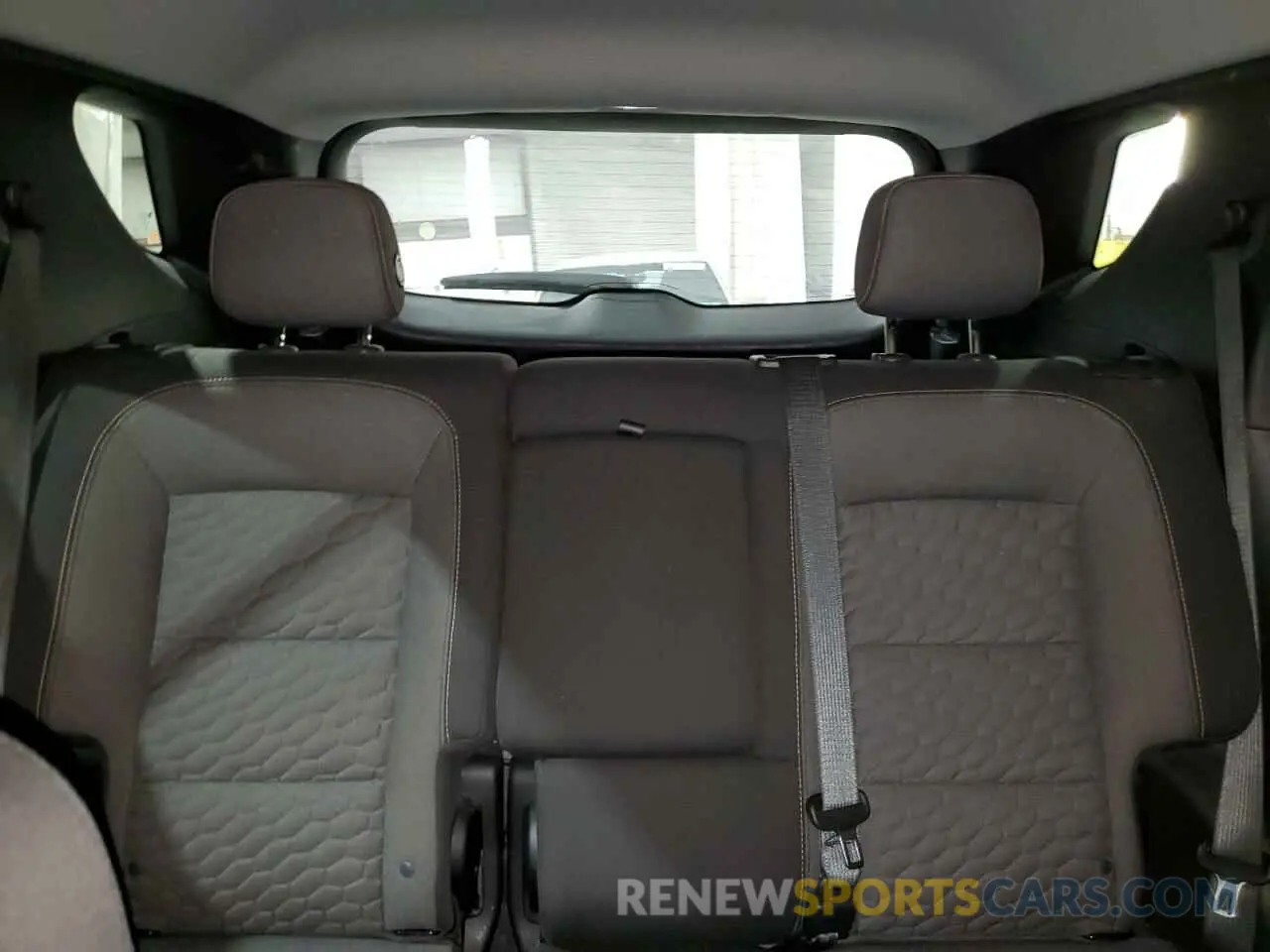 10 Photograph of a damaged car 2GNAXUEV8L6175675 CHEVROLET EQUINOX 2020