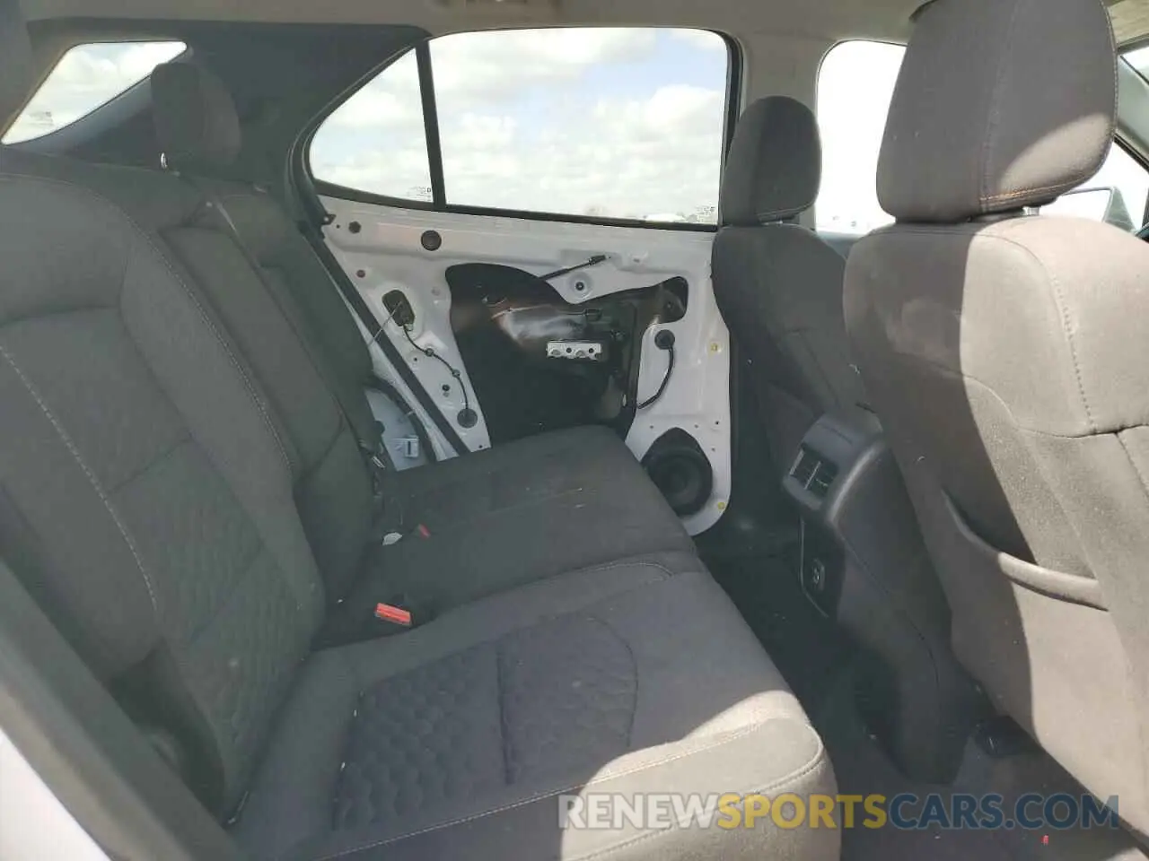 10 Photograph of a damaged car 2GNAXUEV8L6189480 CHEVROLET EQUINOX 2020