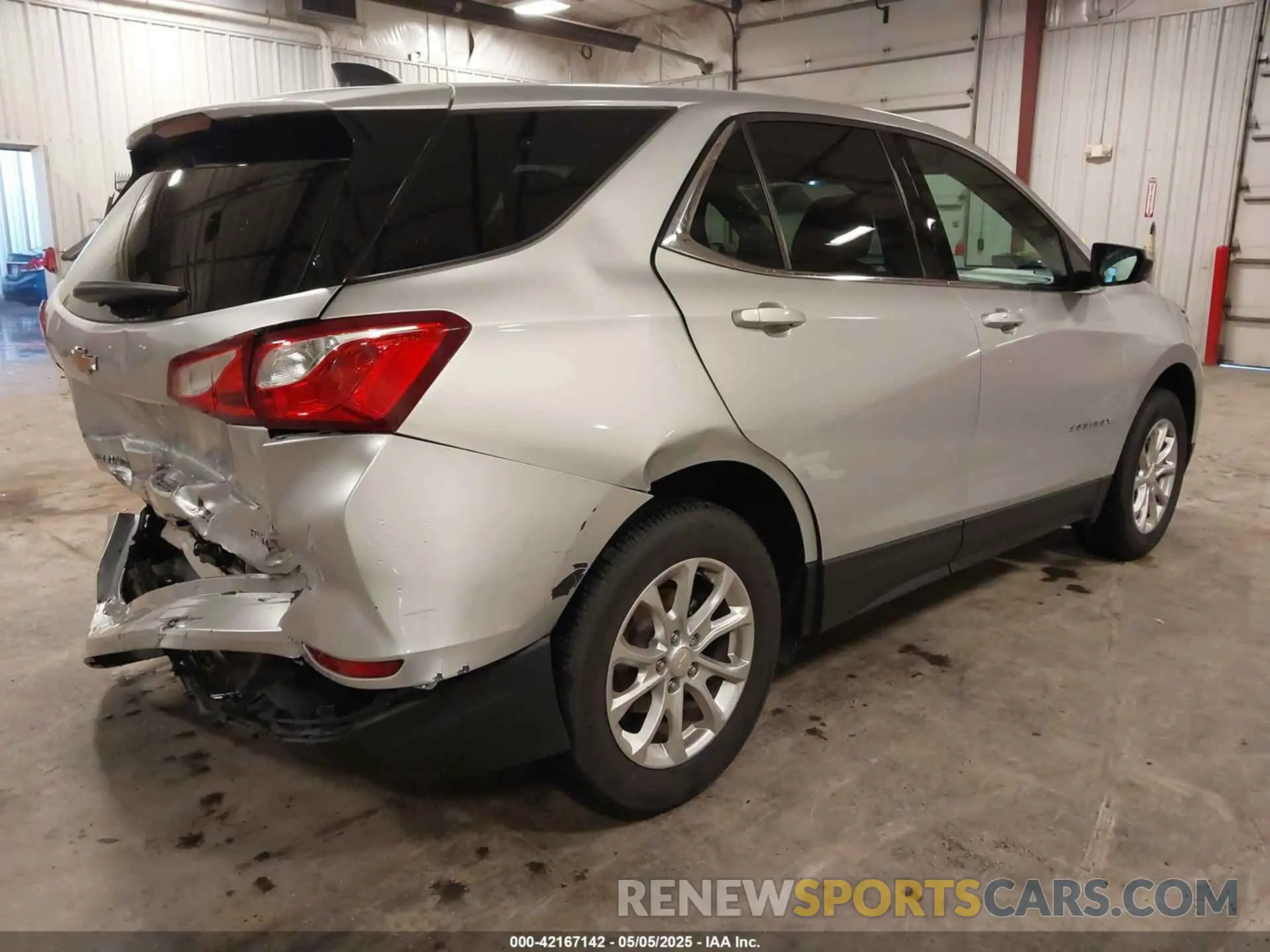 4 Photograph of a damaged car 2GNAXUEV8L6198096 CHEVROLET EQUINOX 2020