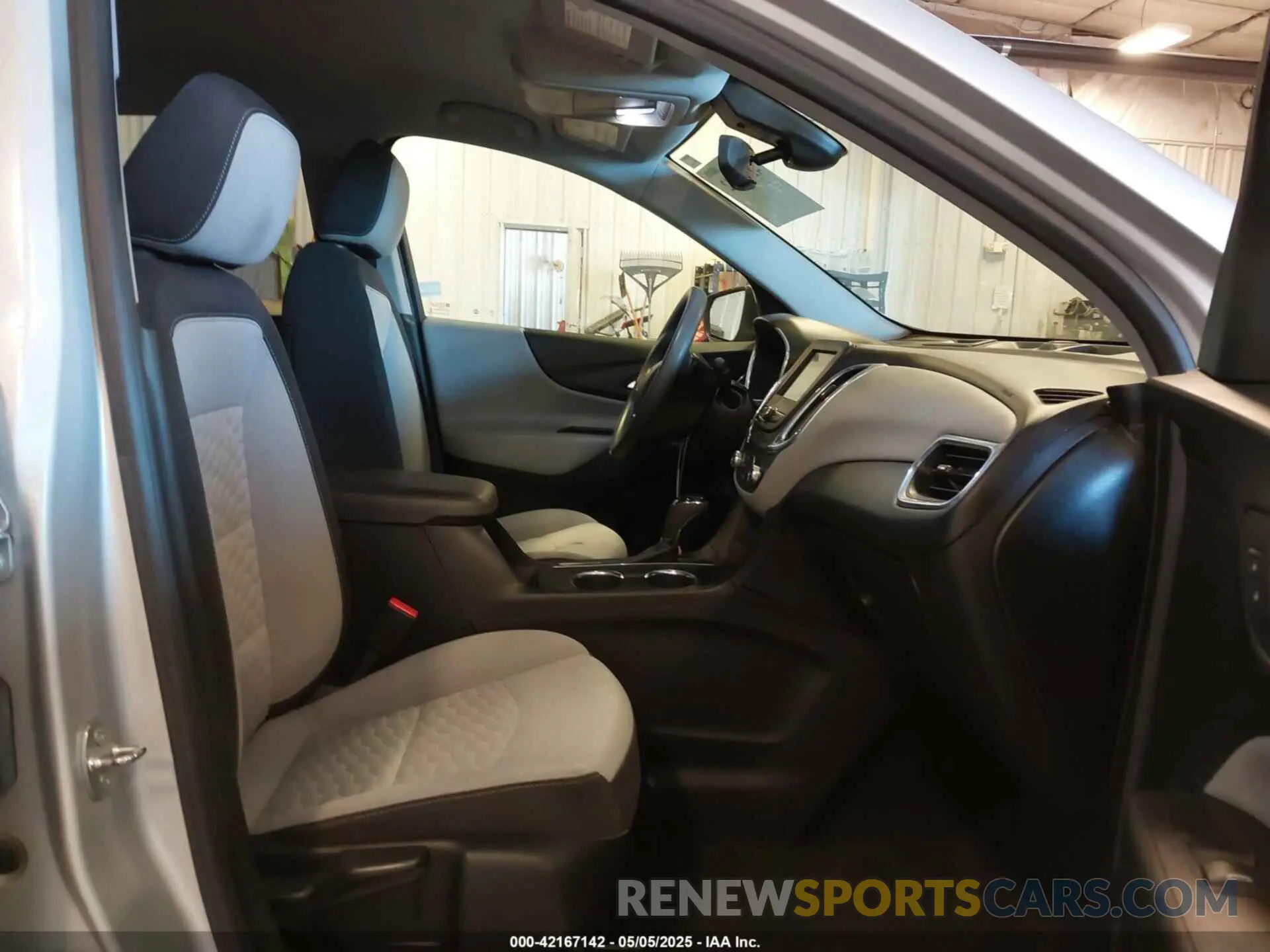 5 Photograph of a damaged car 2GNAXUEV8L6198096 CHEVROLET EQUINOX 2020