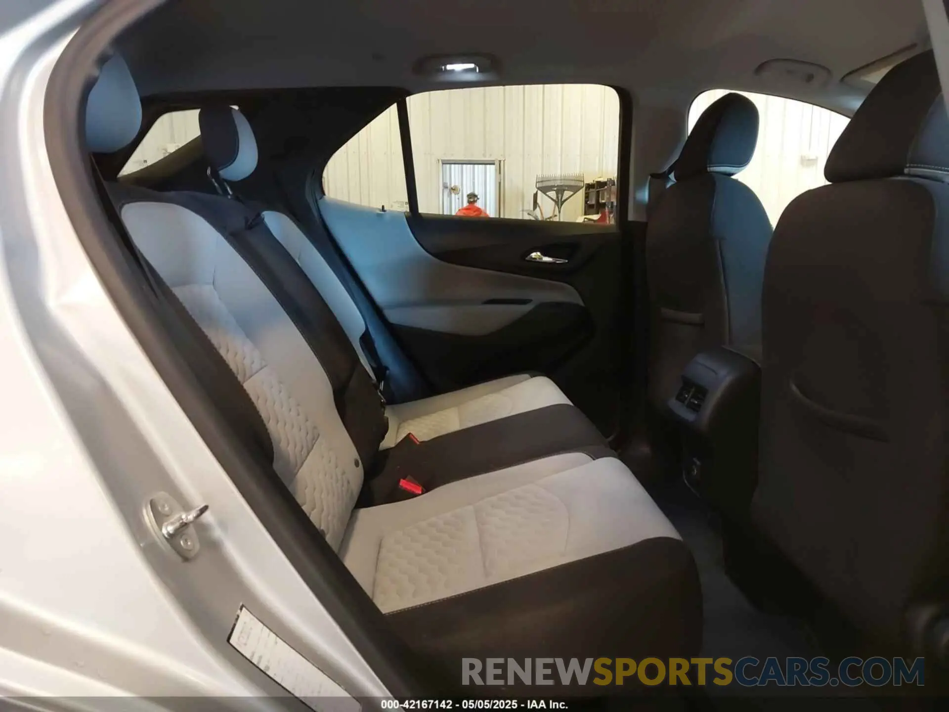 8 Photograph of a damaged car 2GNAXUEV8L6198096 CHEVROLET EQUINOX 2020