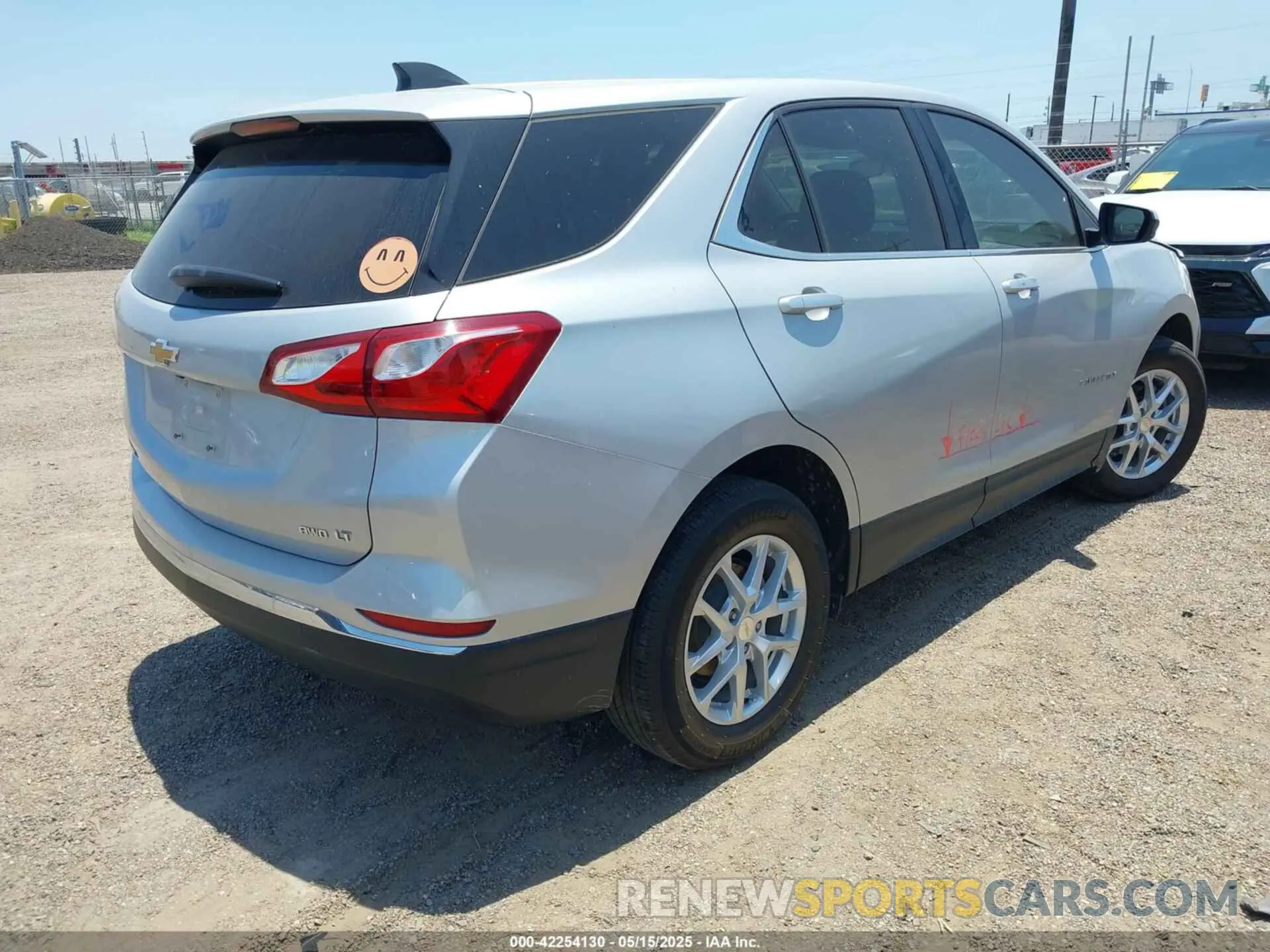 4 Photograph of a damaged car 2GNAXUEV8L6199412 CHEVROLET EQUINOX 2020