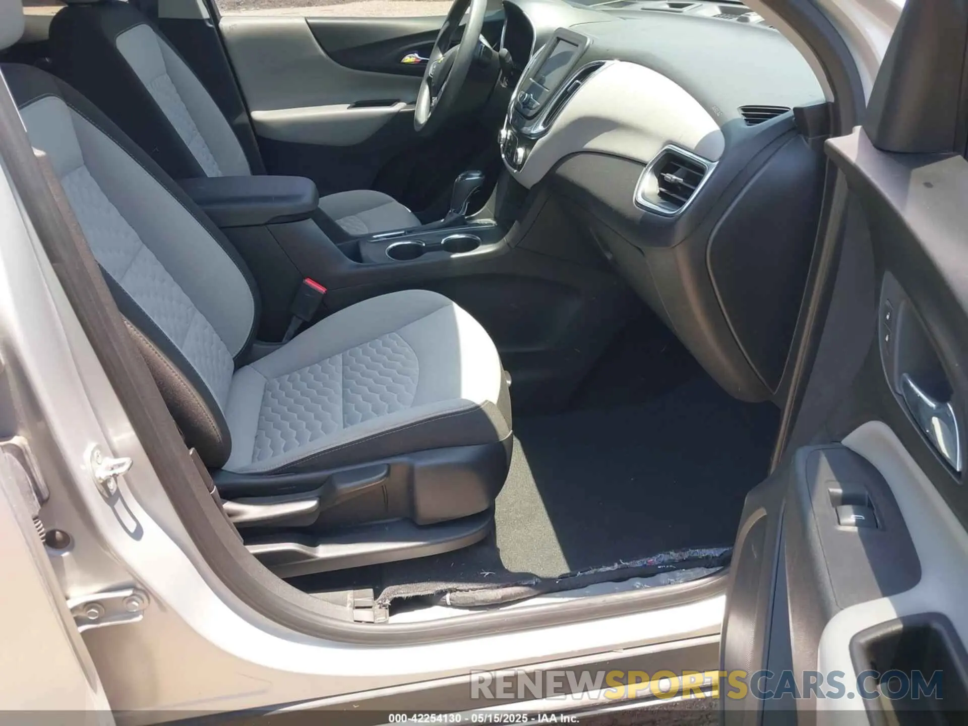 5 Photograph of a damaged car 2GNAXUEV8L6199412 CHEVROLET EQUINOX 2020
