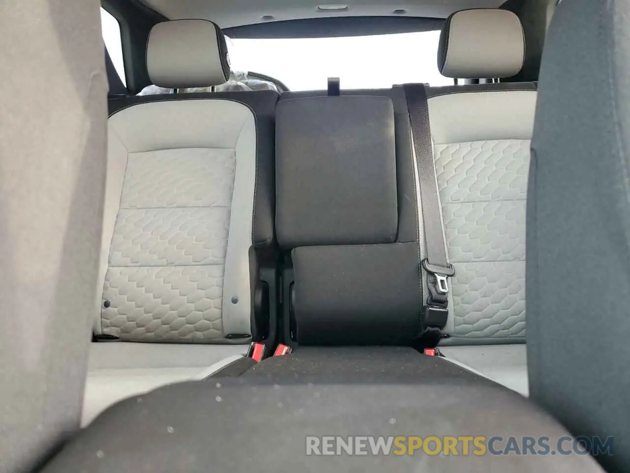 10 Photograph of a damaged car 2GNAXUEV8L6200879 CHEVROLET EQUINOX 2020