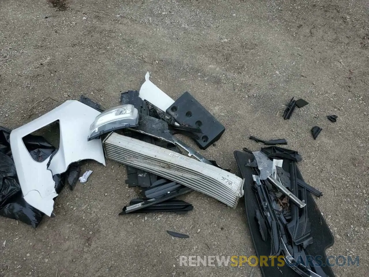13 Photograph of a damaged car 2GNAXUEV8L6223188 CHEVROLET EQUINOX 2020