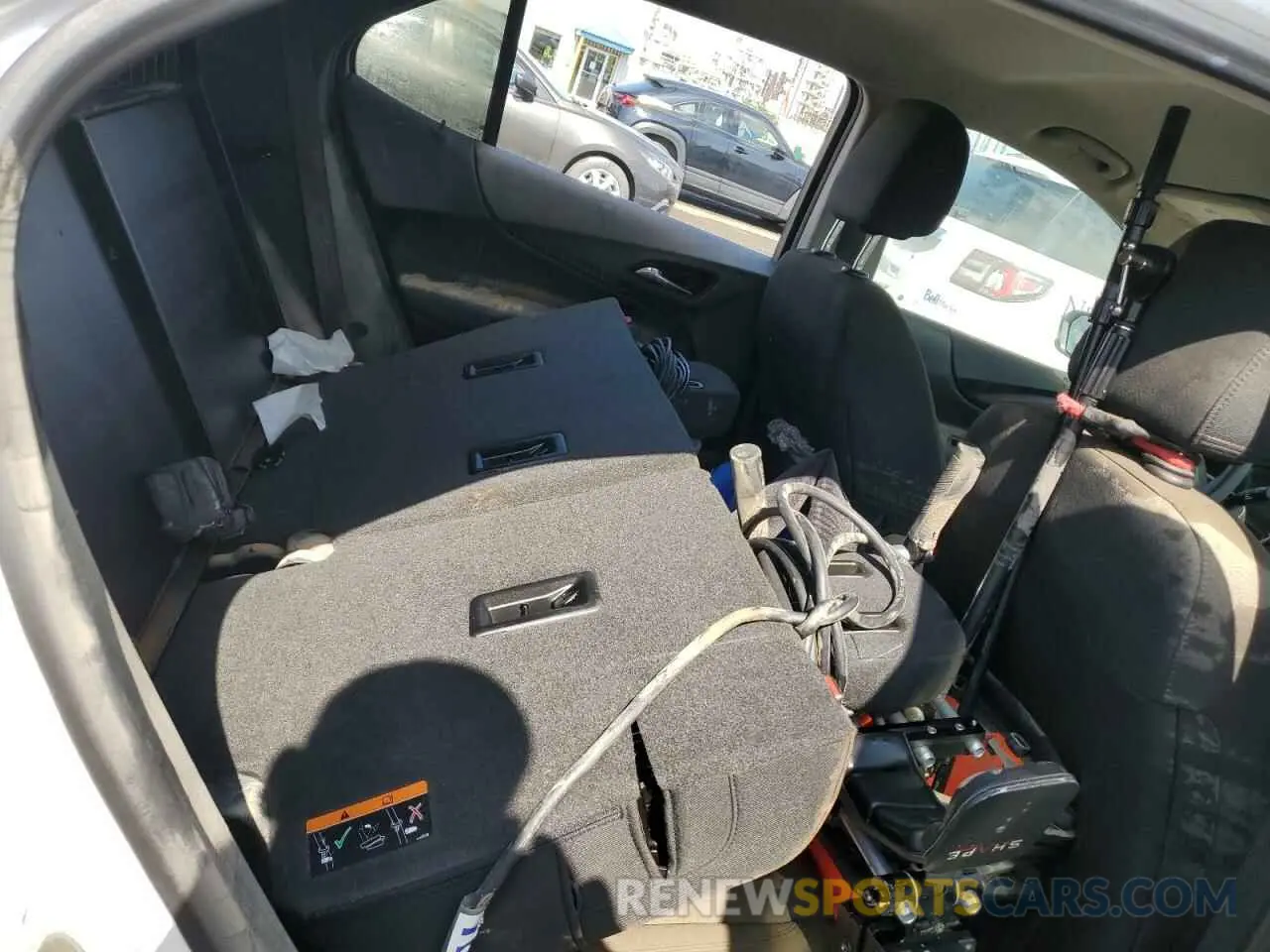 10 Photograph of a damaged car 2GNAXUEV8L6240590 CHEVROLET EQUINOX 2020