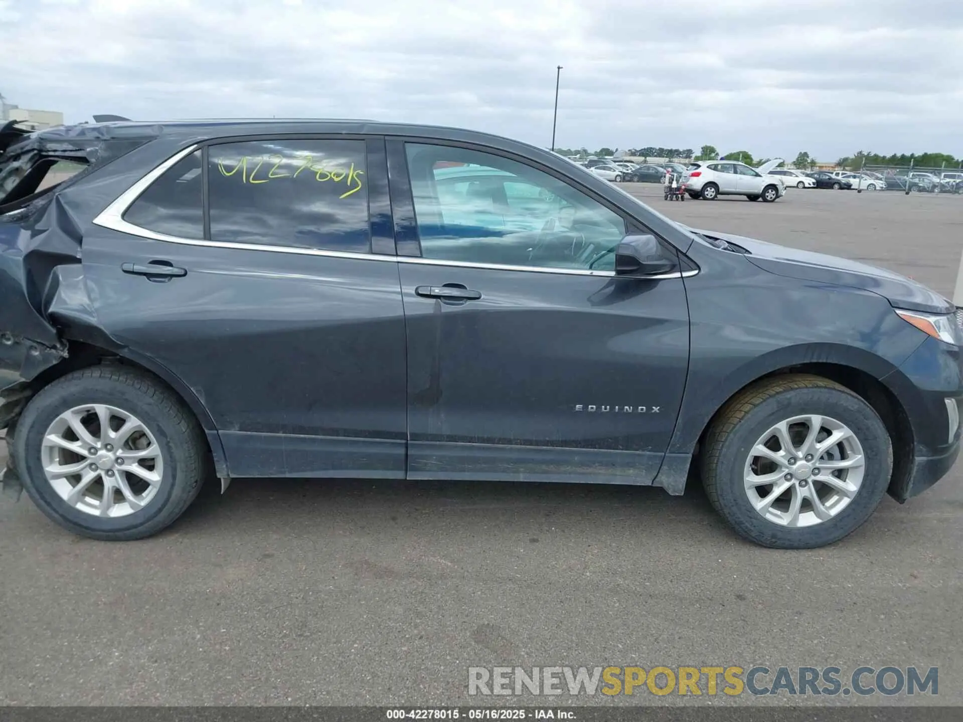 13 Photograph of a damaged car 2GNAXUEV8L6240962 CHEVROLET EQUINOX 2020