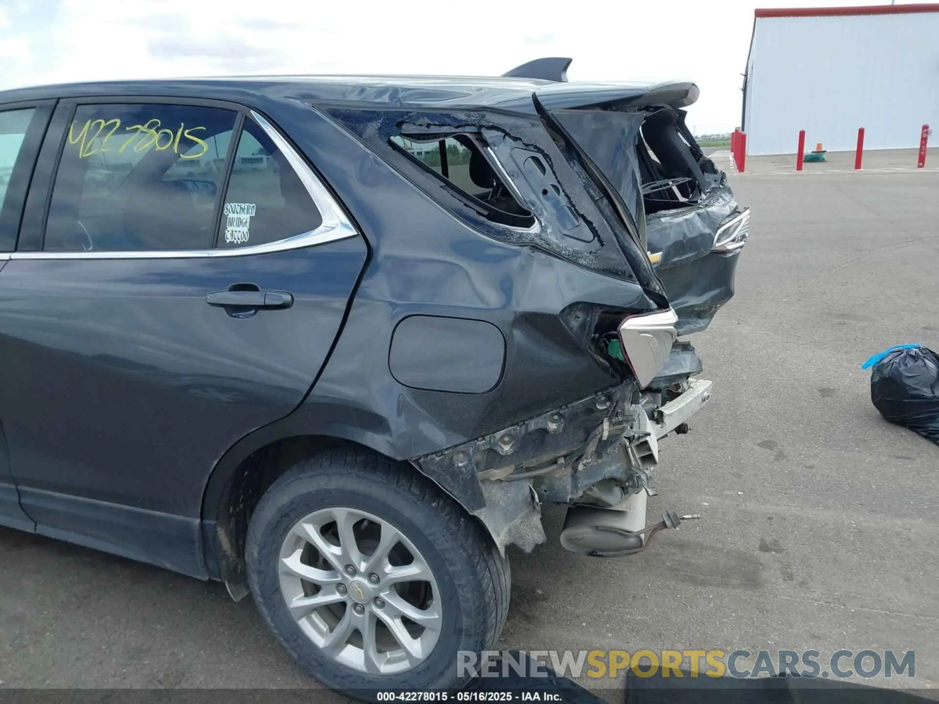 17 Photograph of a damaged car 2GNAXUEV8L6240962 CHEVROLET EQUINOX 2020