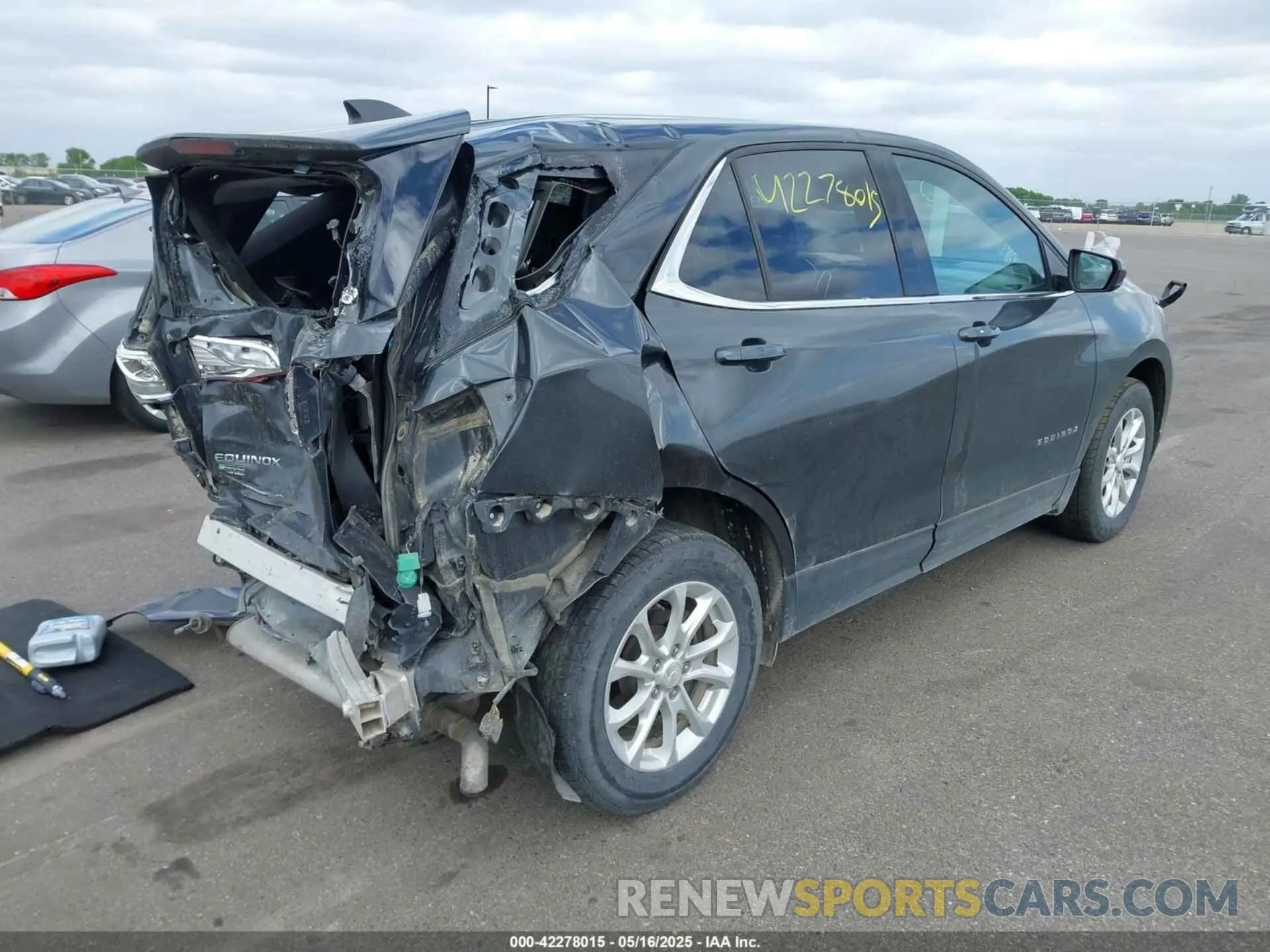 4 Photograph of a damaged car 2GNAXUEV8L6240962 CHEVROLET EQUINOX 2020