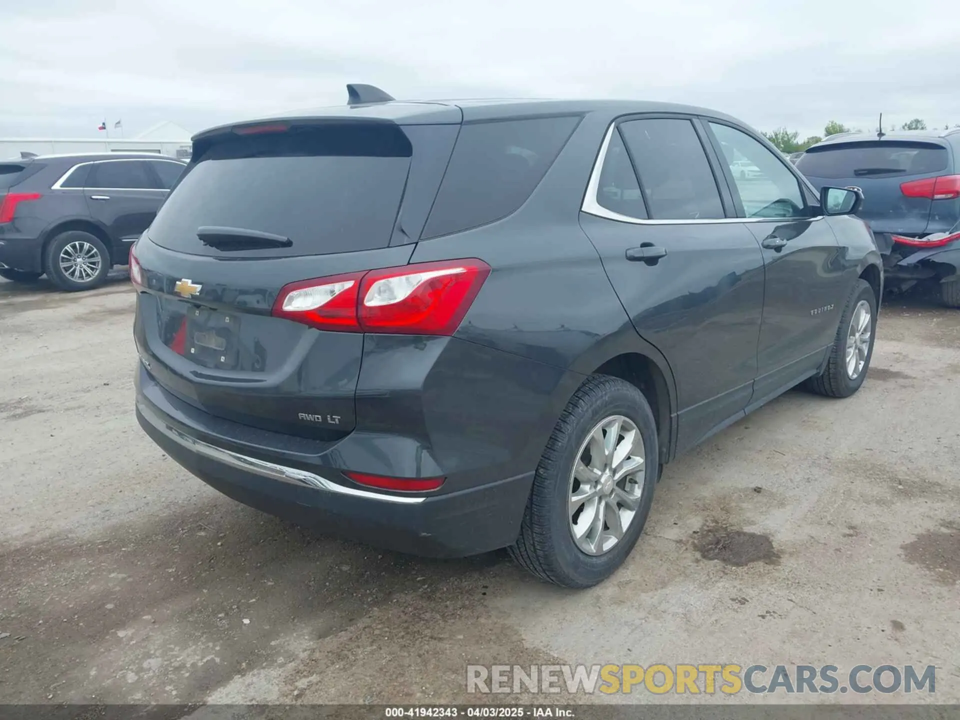 4 Photograph of a damaged car 2GNAXUEV9L6101987 CHEVROLET EQUINOX 2020