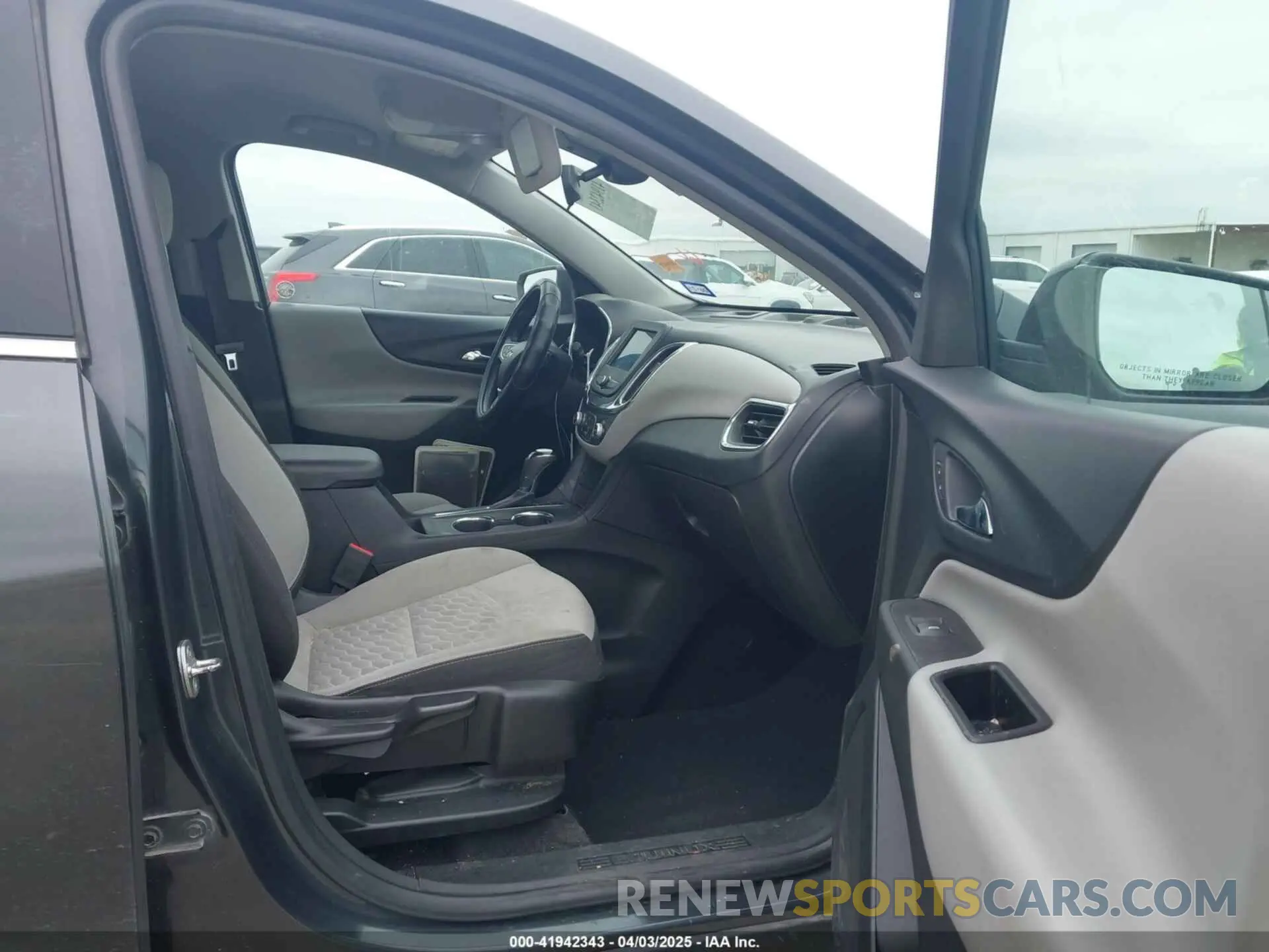 5 Photograph of a damaged car 2GNAXUEV9L6101987 CHEVROLET EQUINOX 2020