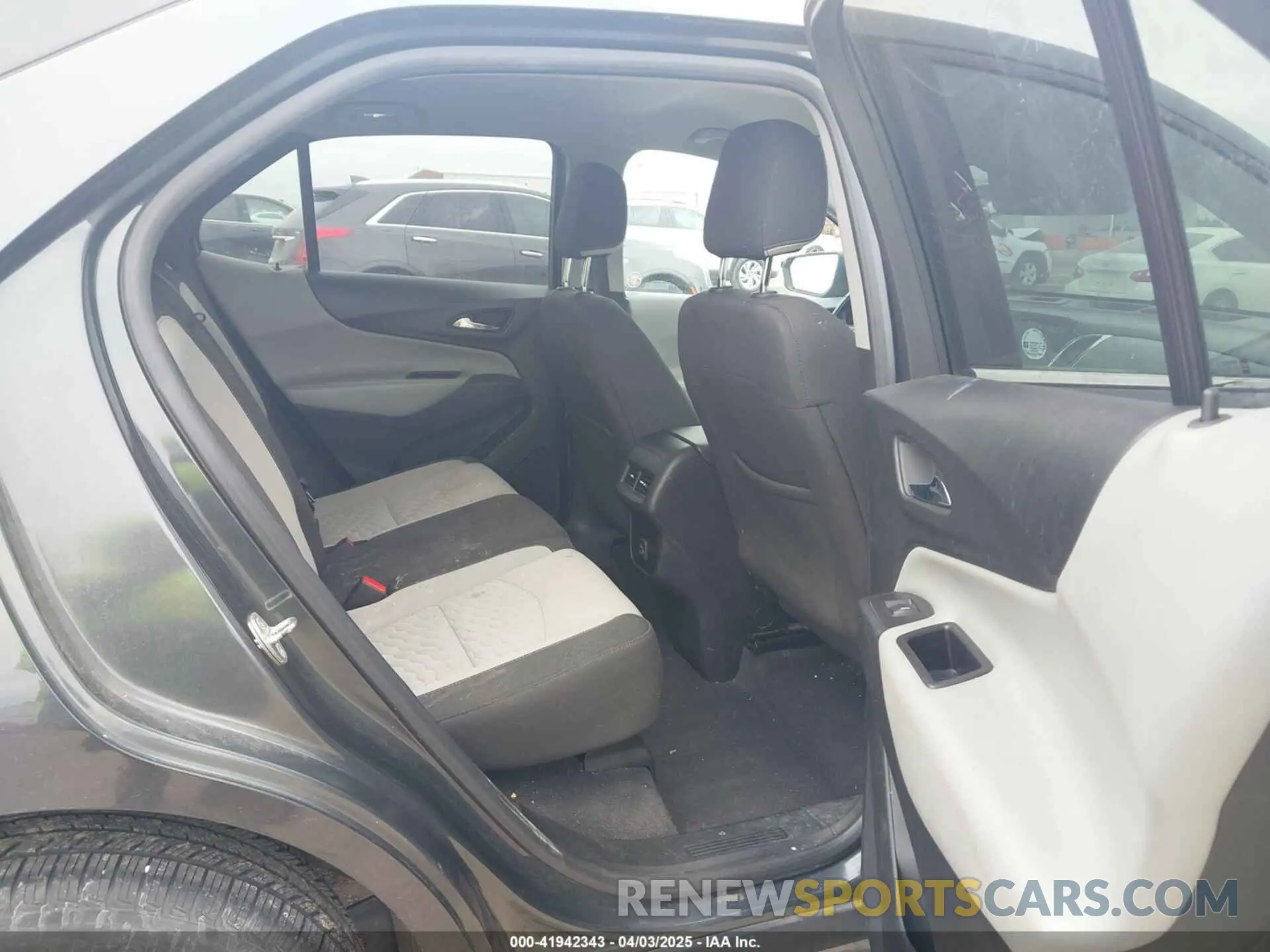 8 Photograph of a damaged car 2GNAXUEV9L6101987 CHEVROLET EQUINOX 2020