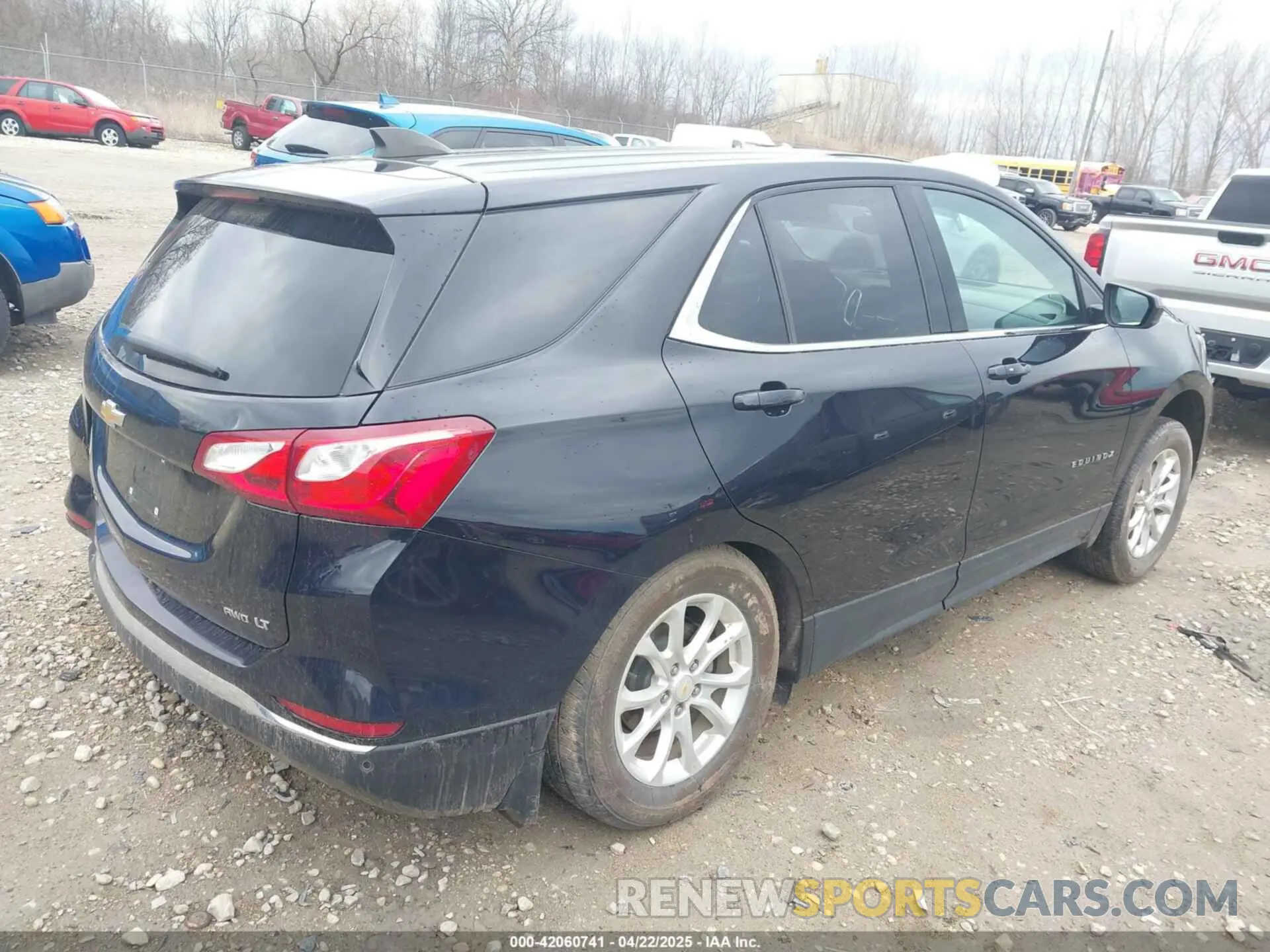4 Photograph of a damaged car 2GNAXUEV9L6160215 CHEVROLET EQUINOX 2020