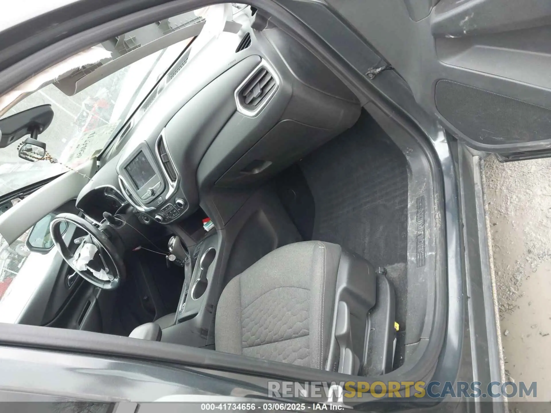 5 Photograph of a damaged car 2GNAXUEV9L6207663 CHEVROLET EQUINOX 2020