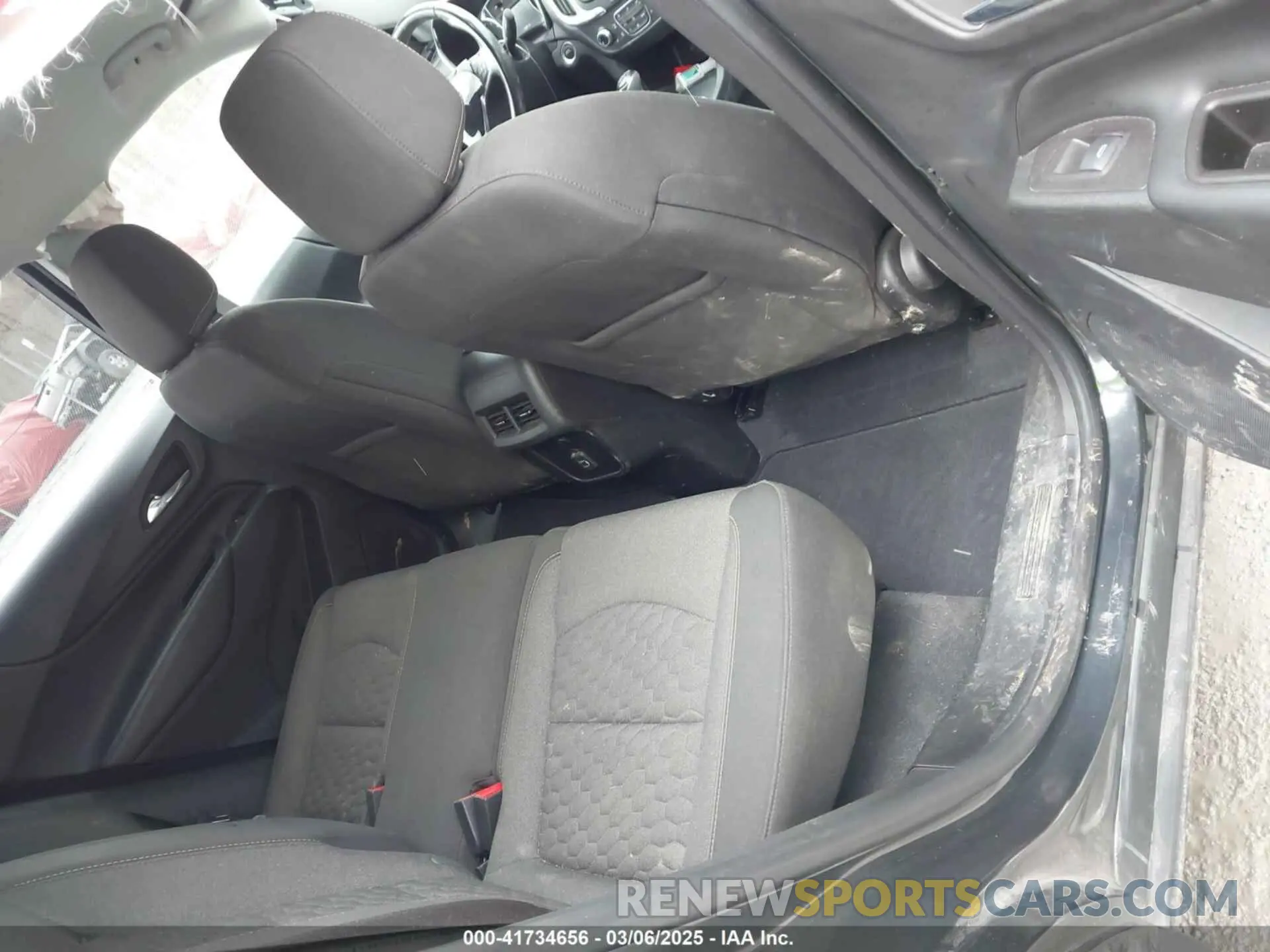 8 Photograph of a damaged car 2GNAXUEV9L6207663 CHEVROLET EQUINOX 2020
