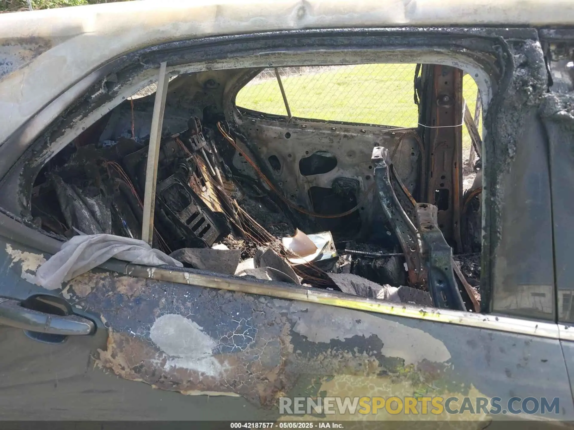 8 Photograph of a damaged car 2GNAXUEV9L6215861 CHEVROLET EQUINOX 2020
