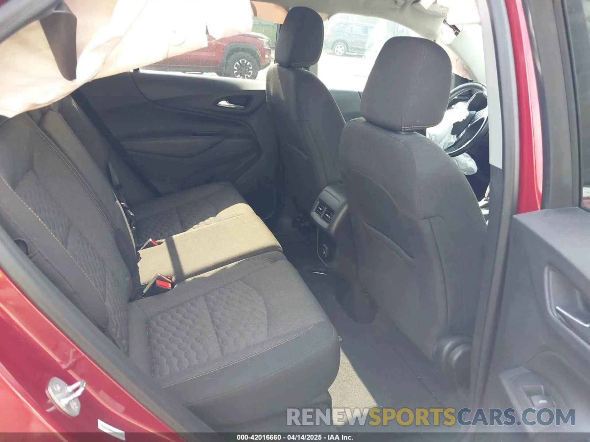 8 Photograph of a damaged car 2GNAXUEV9L6248987 CHEVROLET EQUINOX 2020