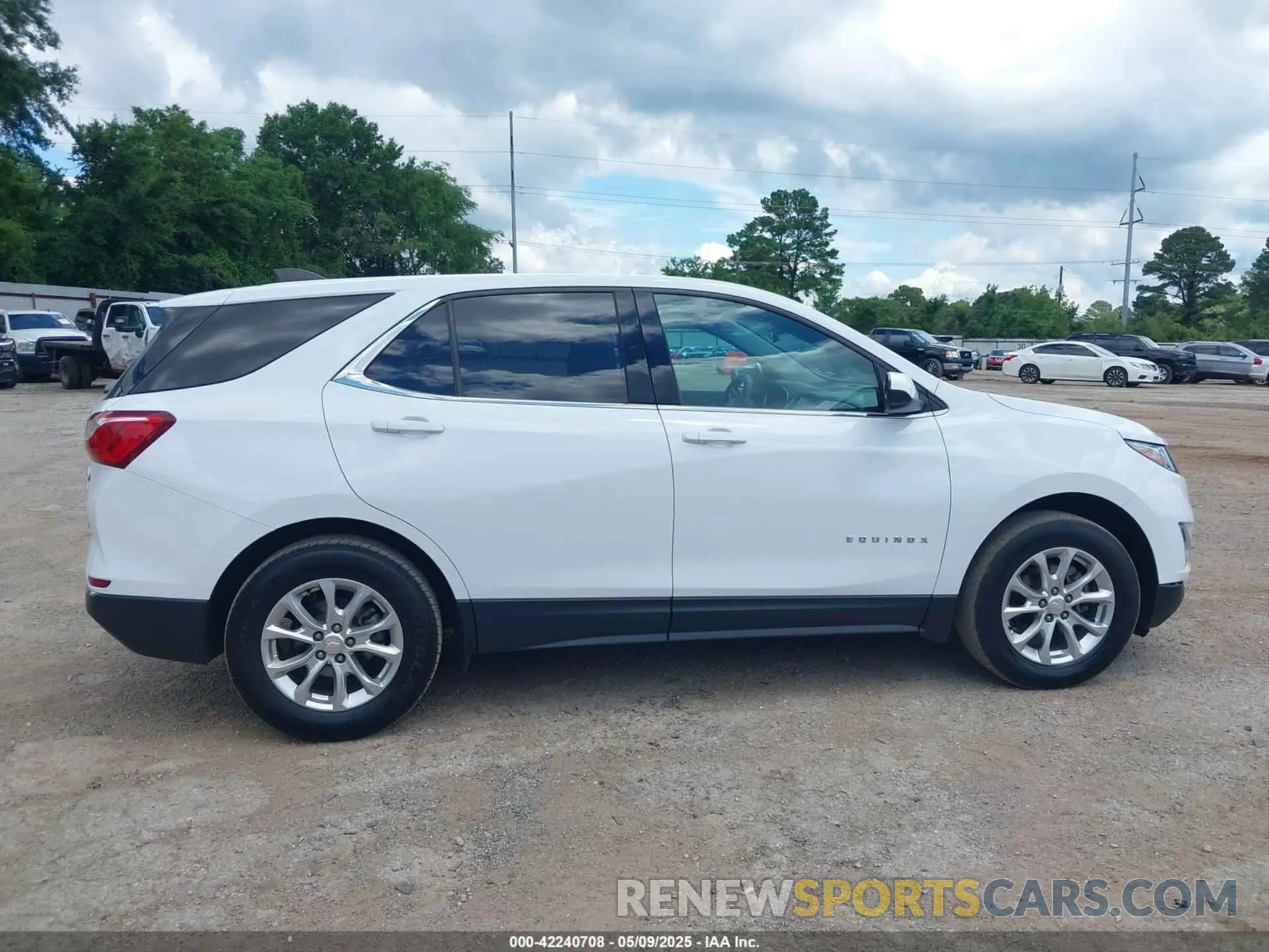 13 Photograph of a damaged car 2GNAXUEVXL6206246 CHEVROLET EQUINOX 2020
