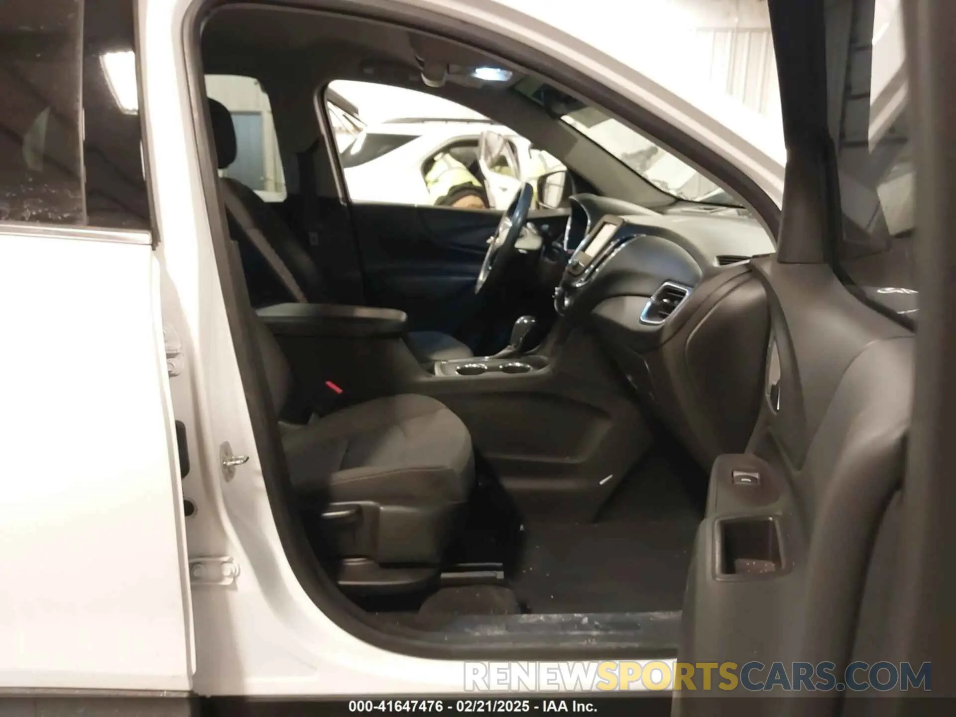 5 Photograph of a damaged car 2GNAXVEX1L6220009 CHEVROLET EQUINOX 2020