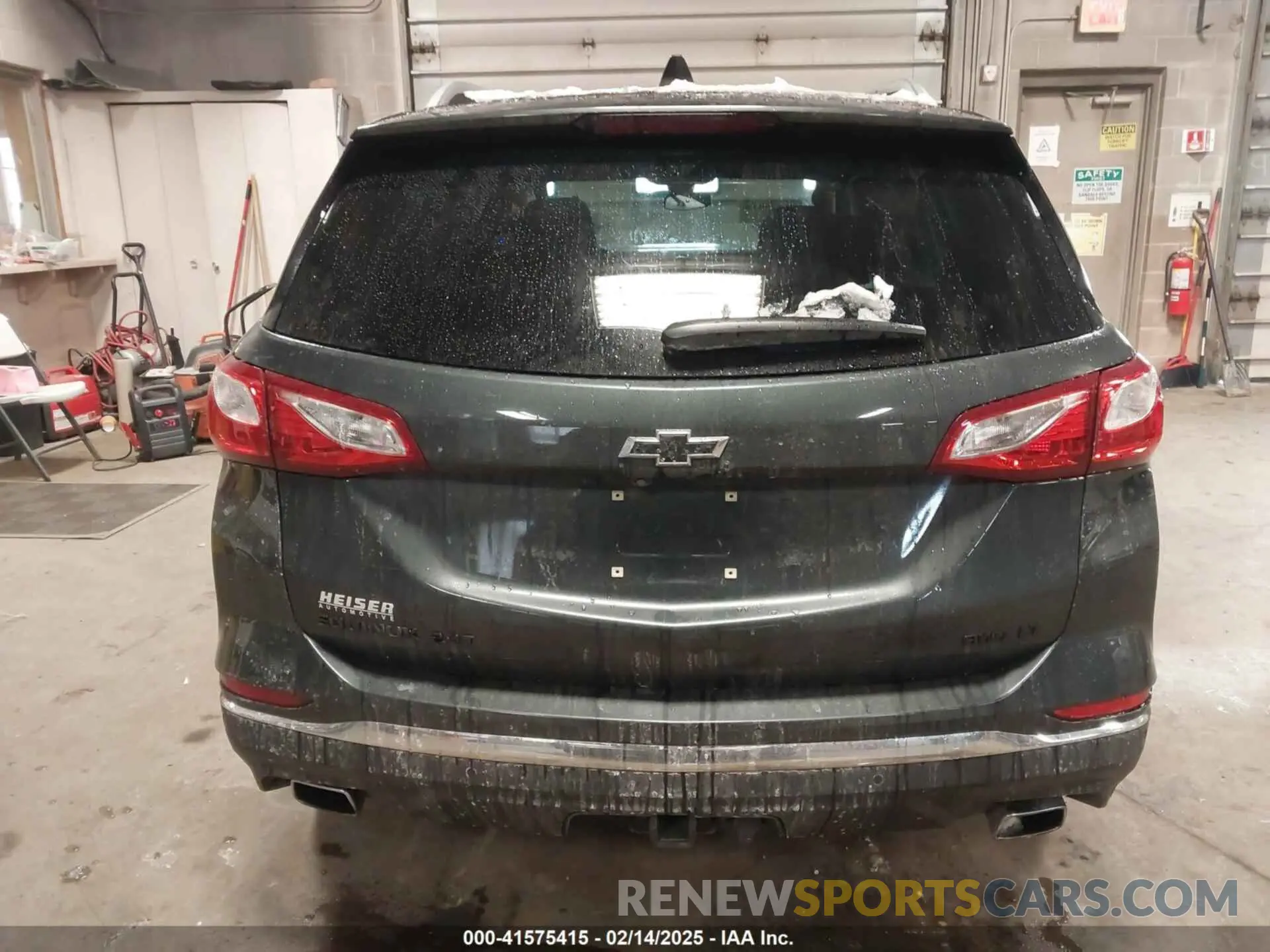 17 Photograph of a damaged car 2GNAXVEX7L6129889 CHEVROLET EQUINOX 2020