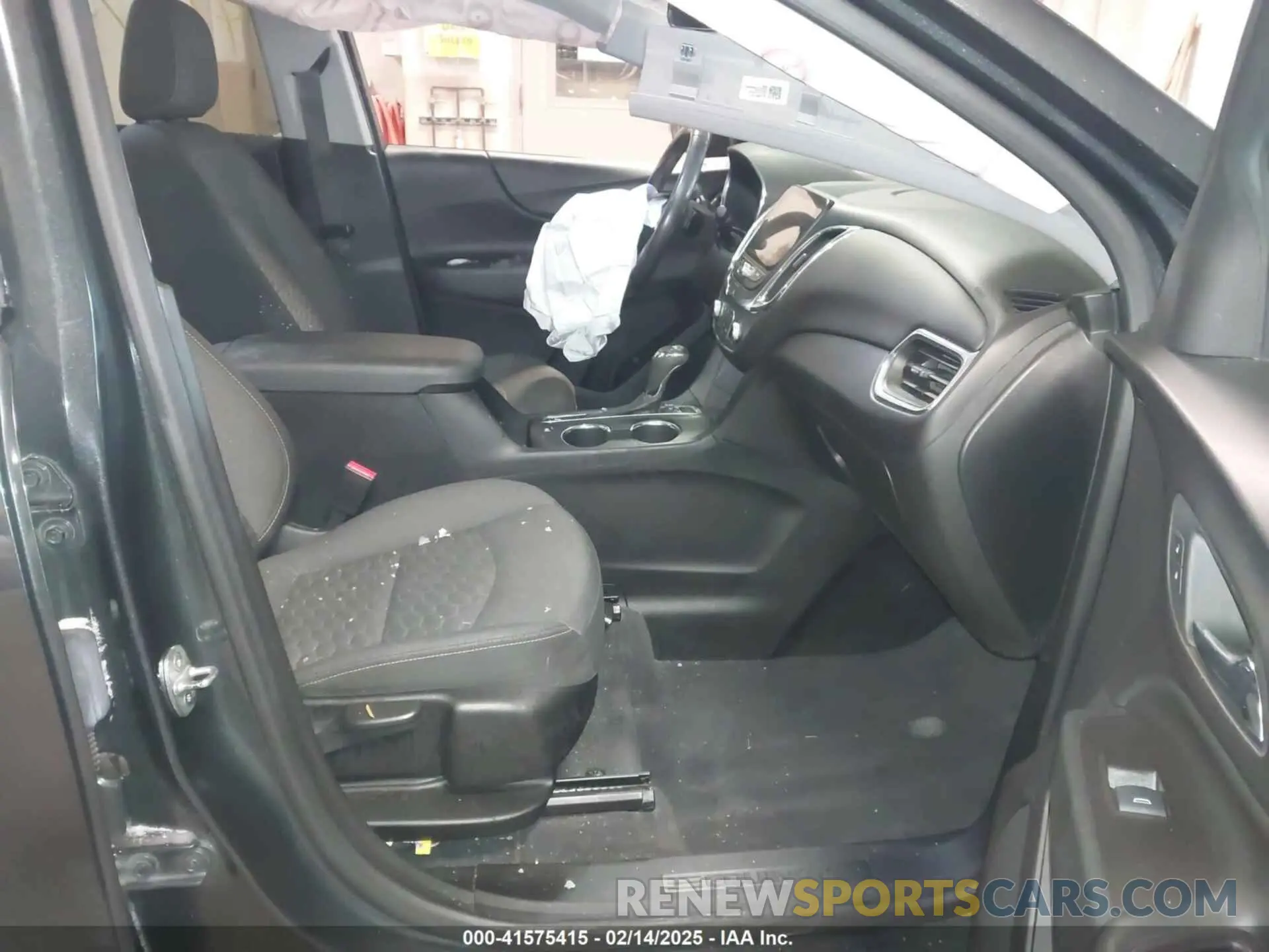 5 Photograph of a damaged car 2GNAXVEX7L6129889 CHEVROLET EQUINOX 2020