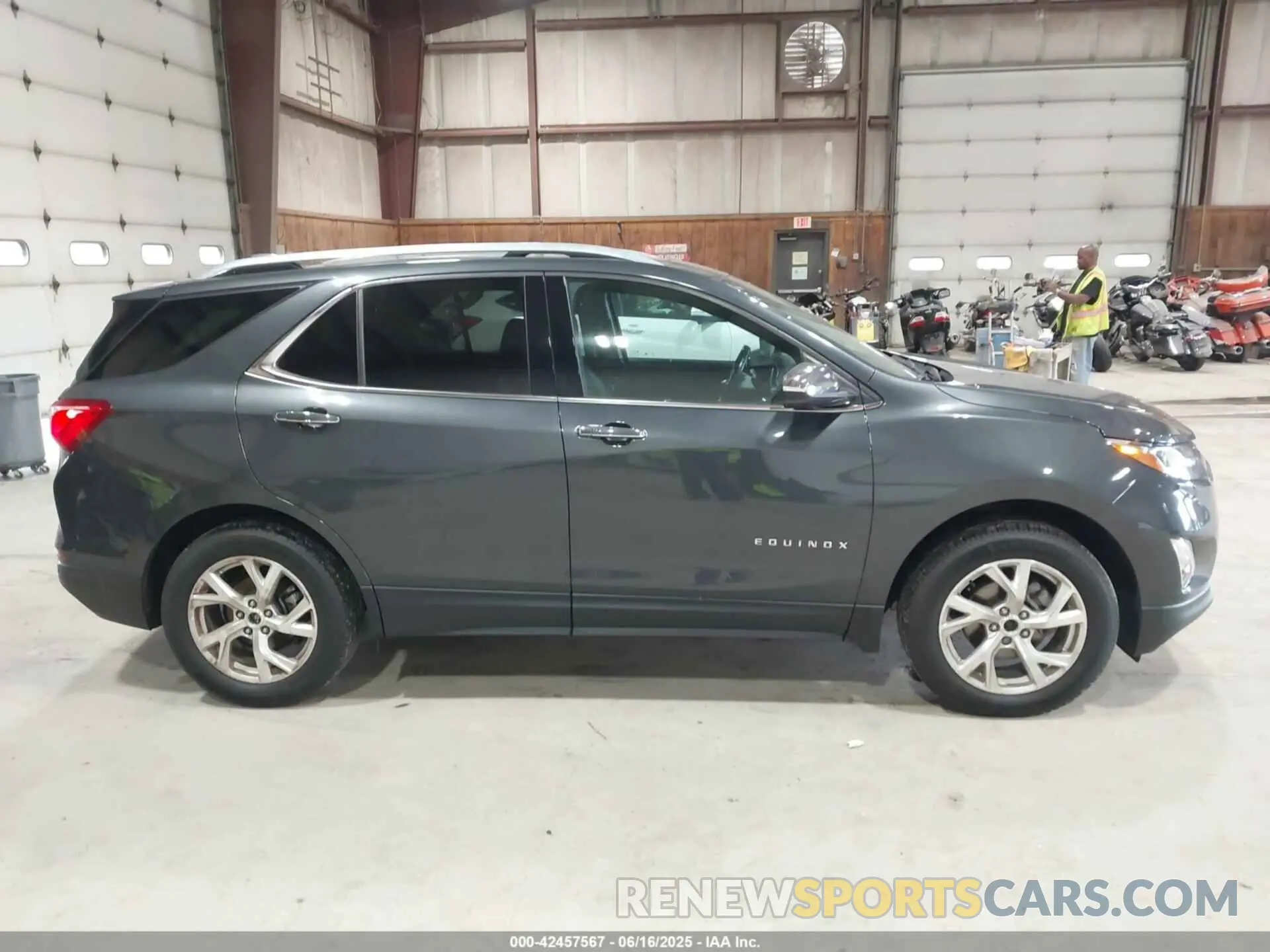 13 Photograph of a damaged car 2GNAXXEV2L6174619 CHEVROLET EQUINOX 2020