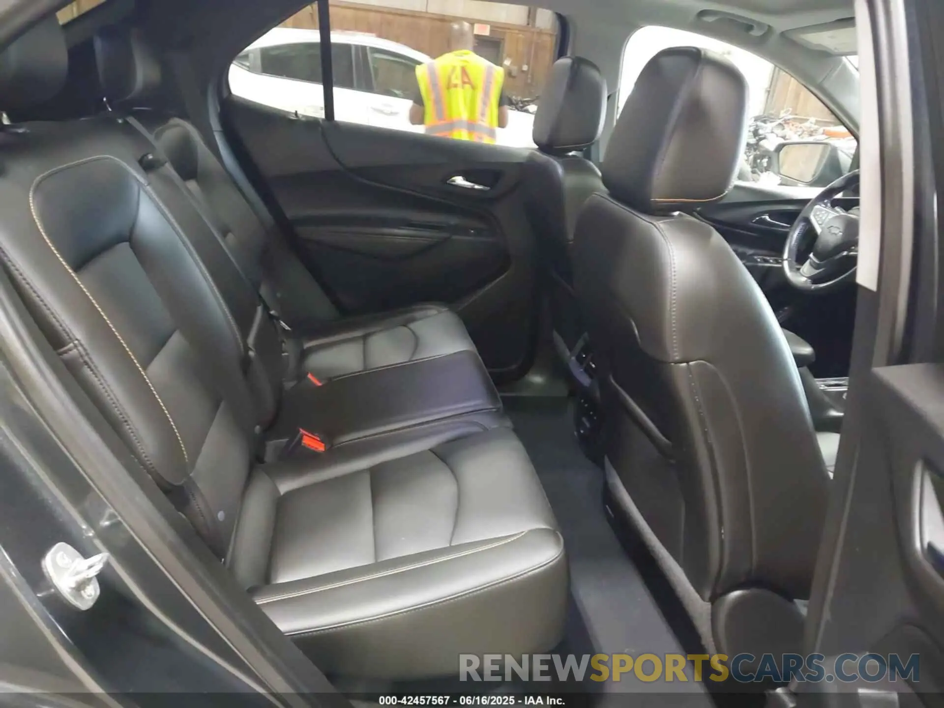 8 Photograph of a damaged car 2GNAXXEV2L6174619 CHEVROLET EQUINOX 2020