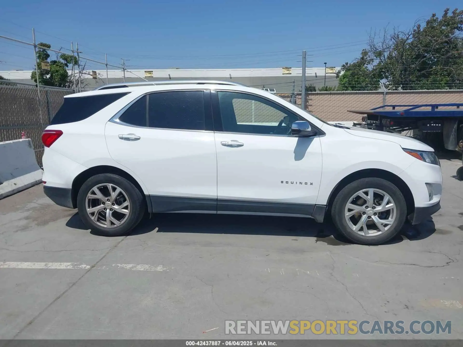 13 Photograph of a damaged car 2GNAXXEV5L6200498 CHEVROLET EQUINOX 2020