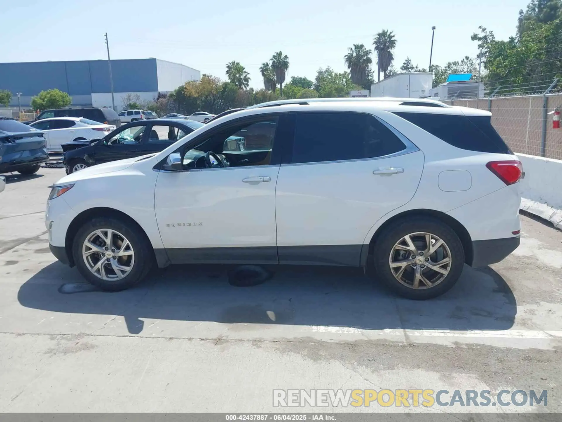 14 Photograph of a damaged car 2GNAXXEV5L6200498 CHEVROLET EQUINOX 2020
