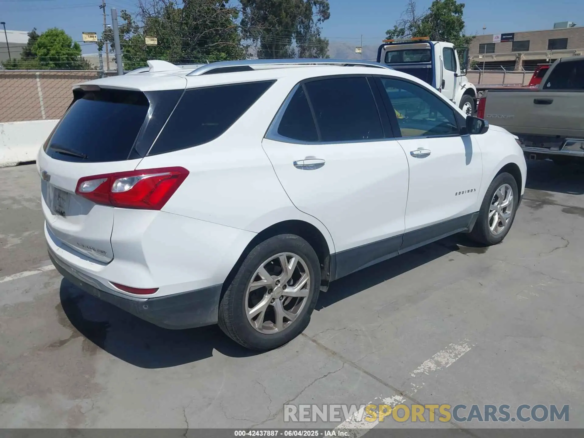 4 Photograph of a damaged car 2GNAXXEV5L6200498 CHEVROLET EQUINOX 2020