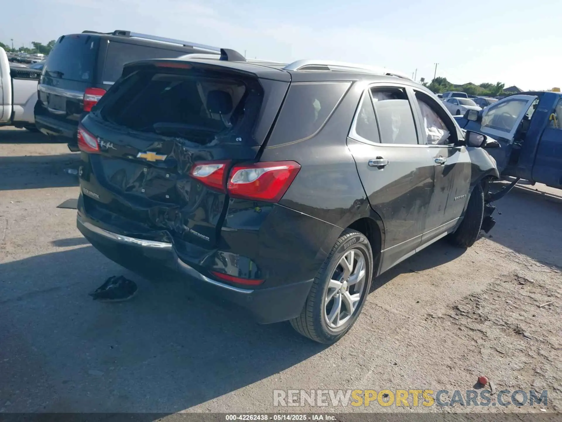 4 Photograph of a damaged car 2GNAXXEV5L6245196 CHEVROLET EQUINOX 2020