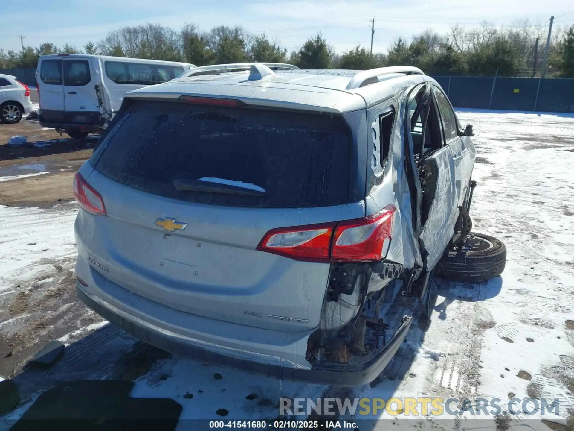 4 Photograph of a damaged car 2GNAXXEV7L6162109 CHEVROLET EQUINOX 2020