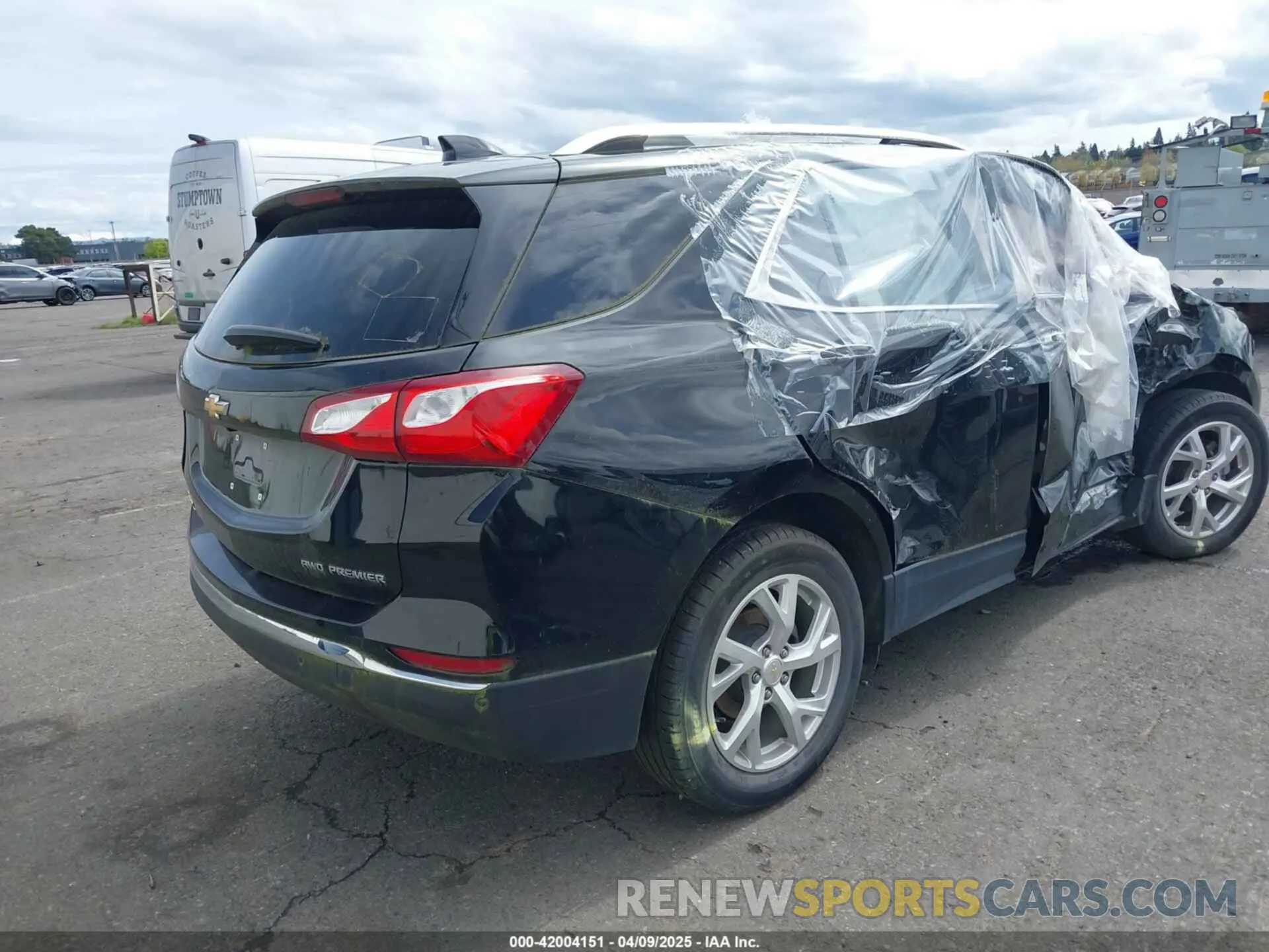 4 Photograph of a damaged car 2GNAXXEV8L6198911 CHEVROLET EQUINOX 2020