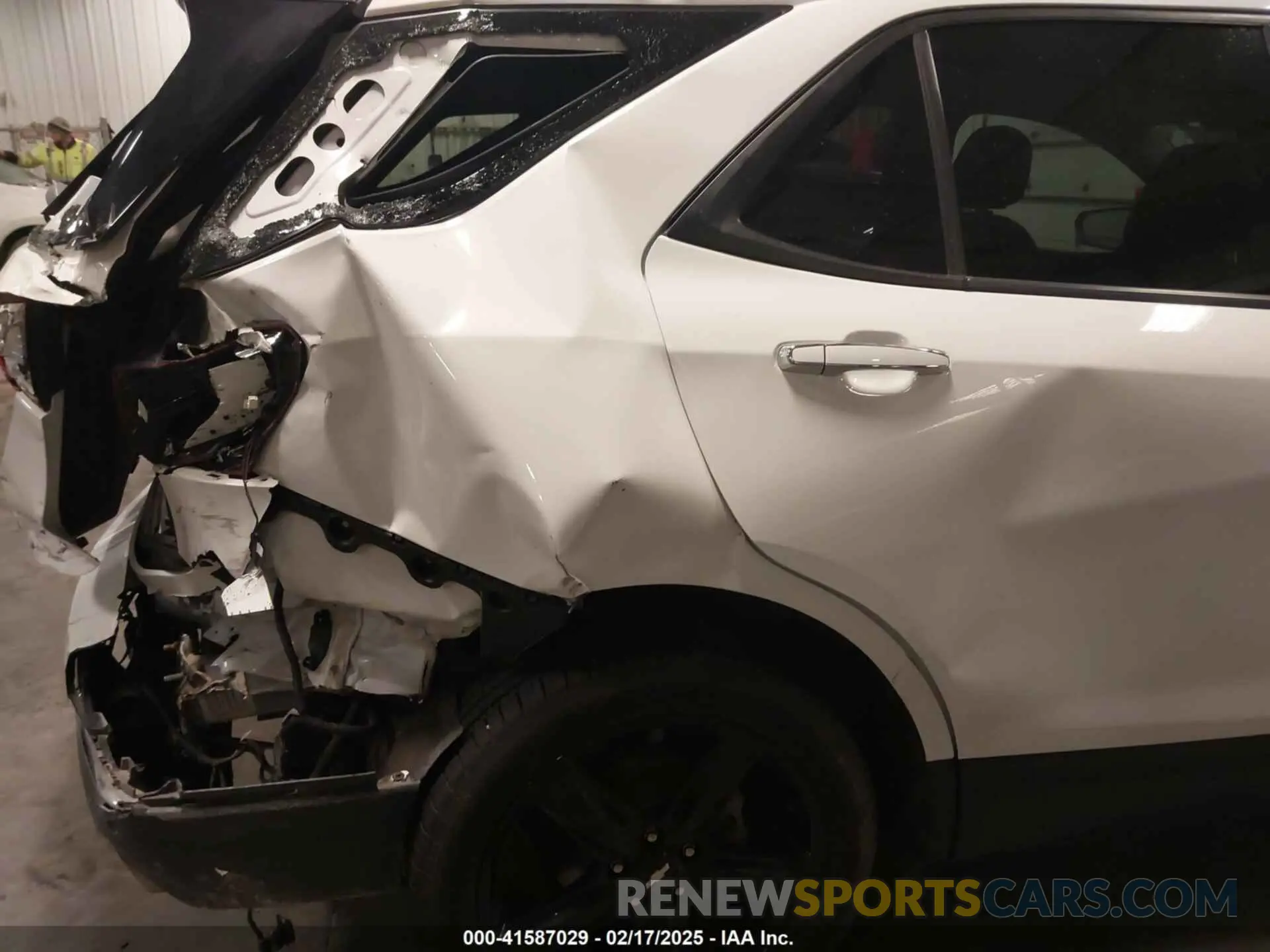 17 Photograph of a damaged car 2GNAXYEX2L6128313 CHEVROLET EQUINOX 2020