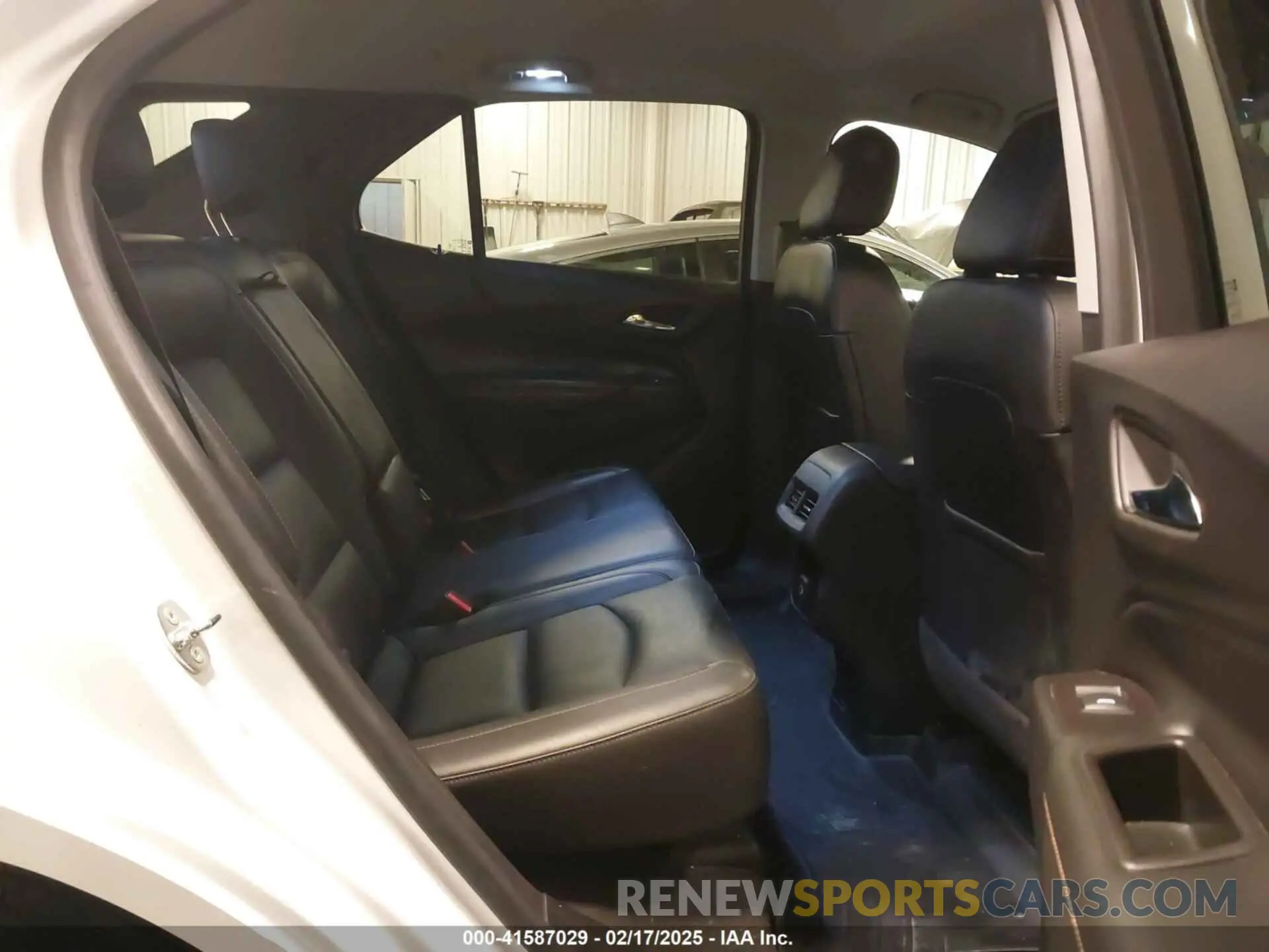 8 Photograph of a damaged car 2GNAXYEX2L6128313 CHEVROLET EQUINOX 2020