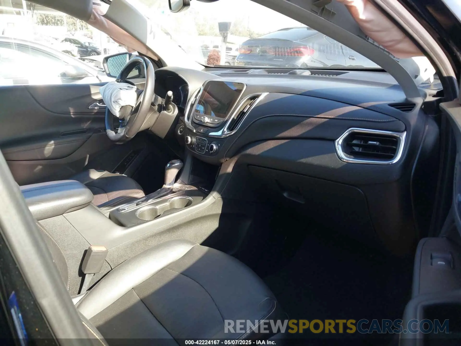5 Photograph of a damaged car 2GNAXYEX4L6156811 CHEVROLET EQUINOX 2020