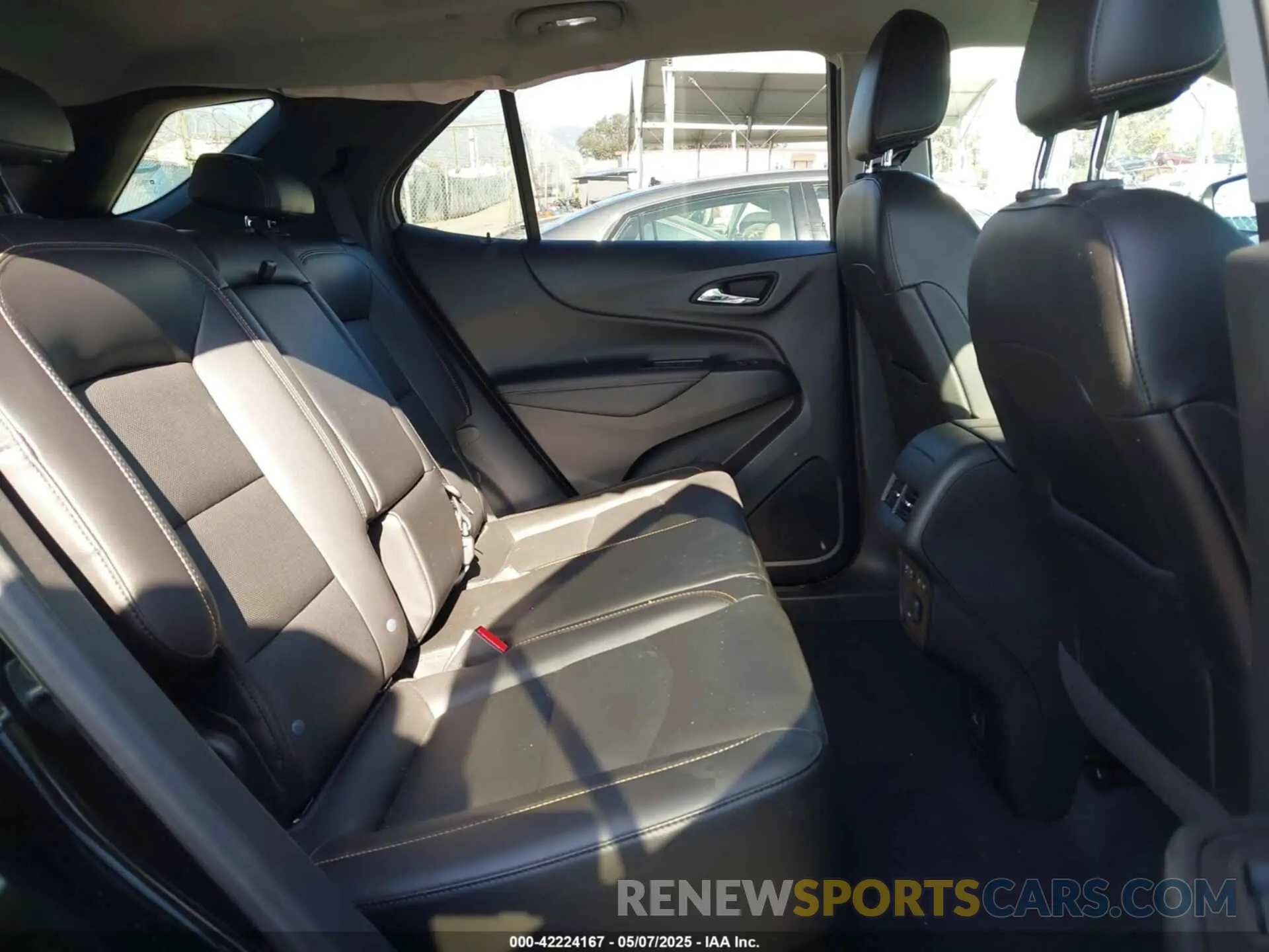 8 Photograph of a damaged car 2GNAXYEX4L6156811 CHEVROLET EQUINOX 2020