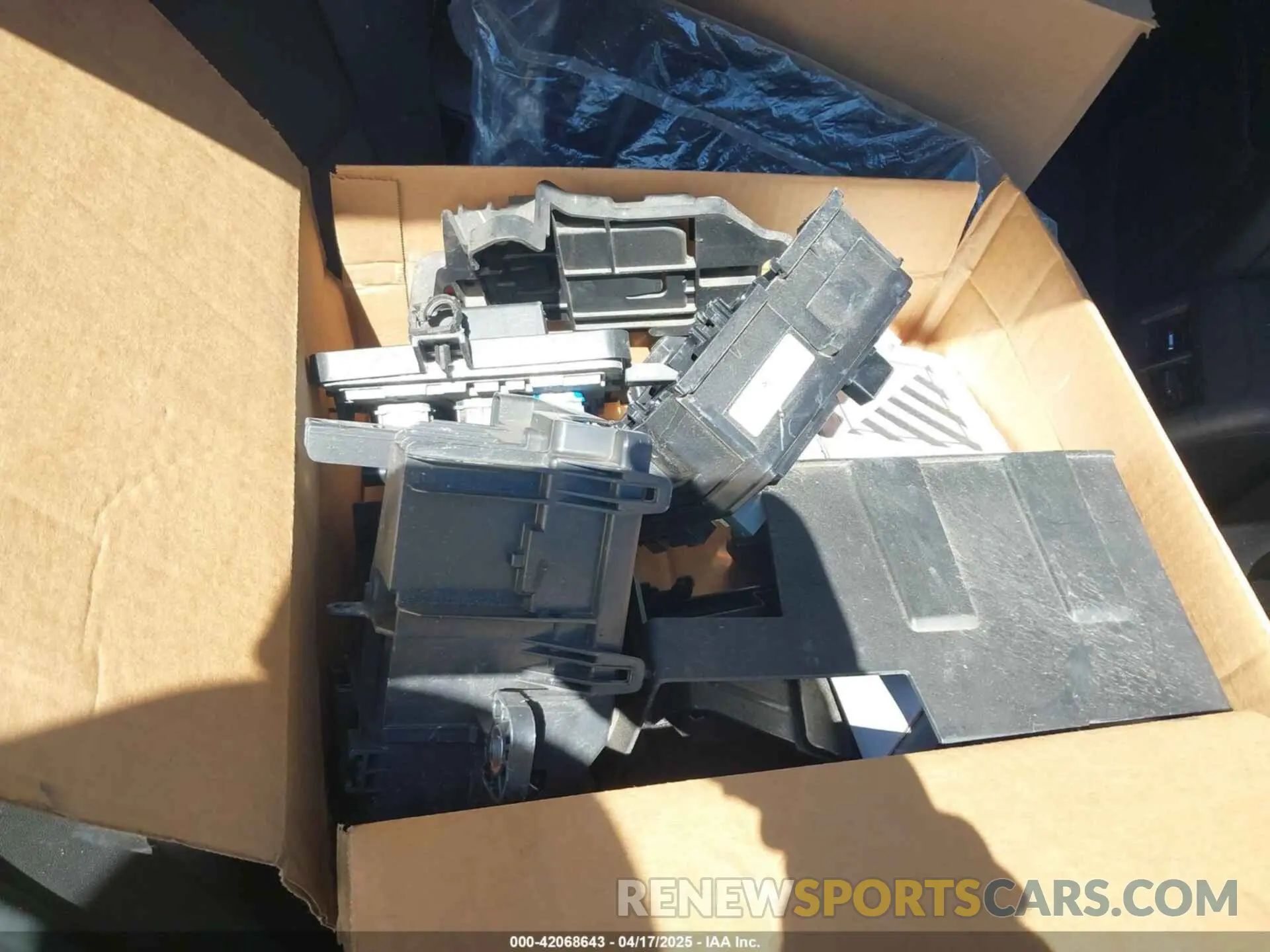 18 Photograph of a damaged car 2GNAXYEX8L6249752 CHEVROLET EQUINOX 2020