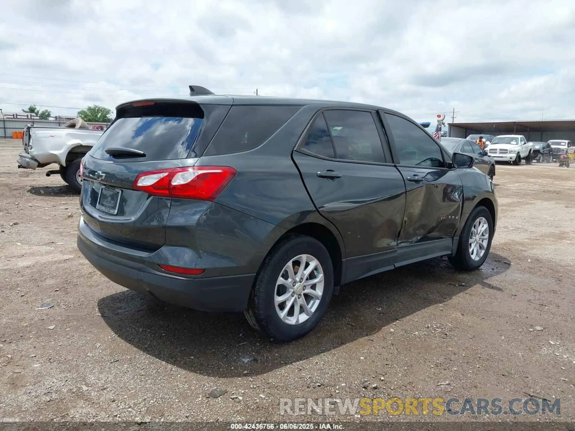 4 Photograph of a damaged car 3GNAXHEV1LS653668 CHEVROLET EQUINOX 2020