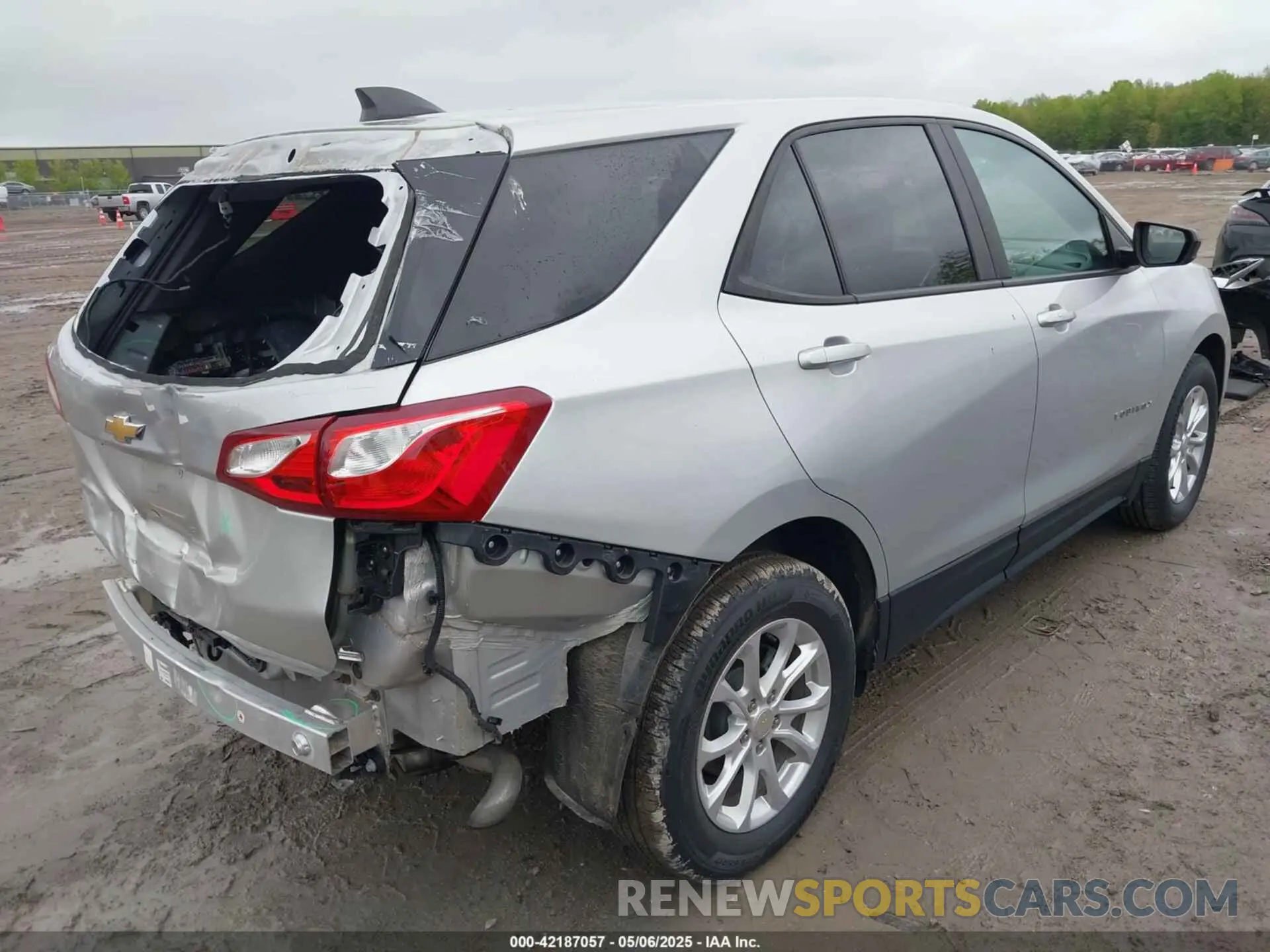 4 Photograph of a damaged car 3GNAXHEV3LS679799 CHEVROLET EQUINOX 2020