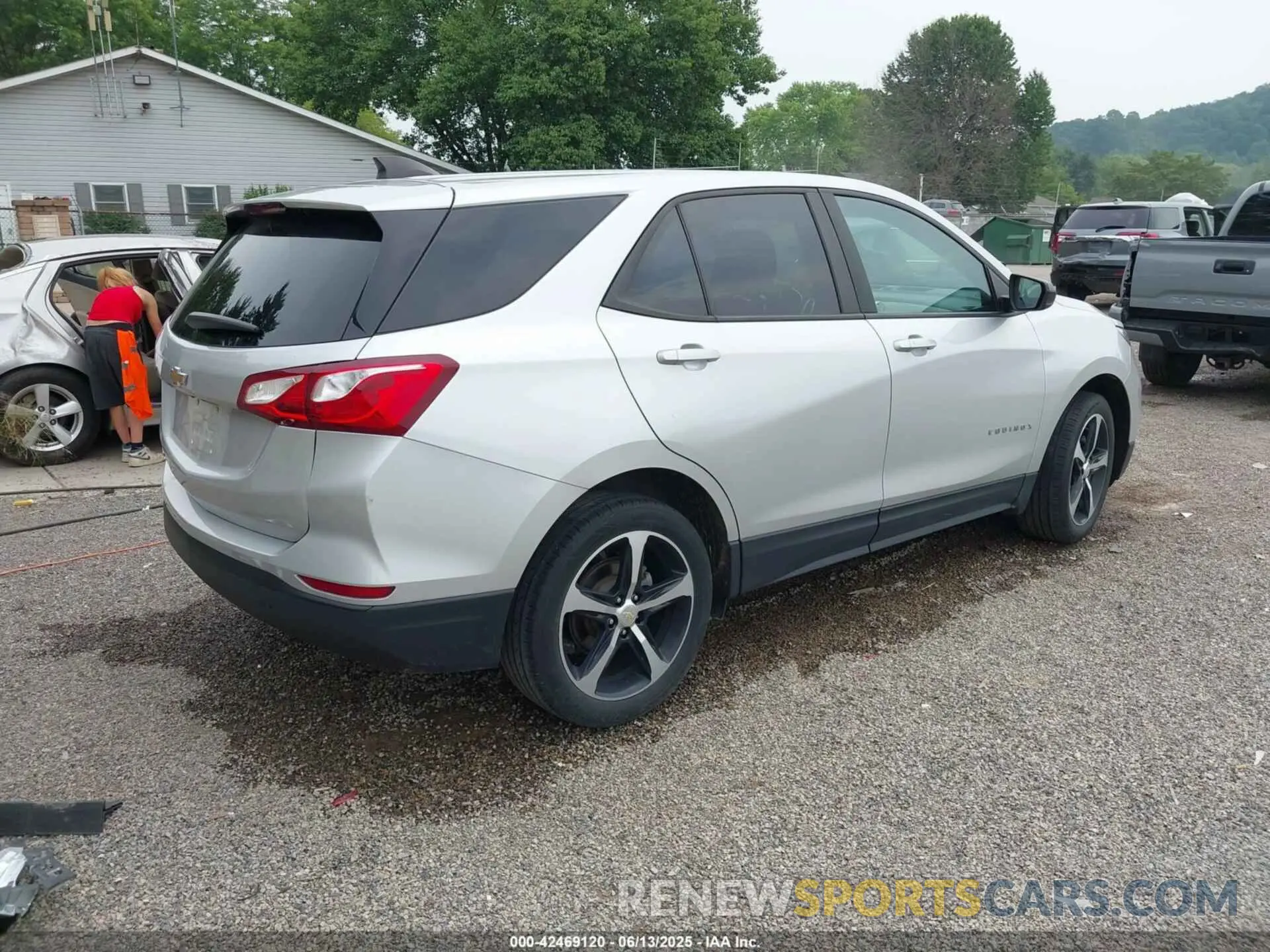 4 Photograph of a damaged car 3GNAXHEV4LS646150 CHEVROLET EQUINOX 2020
