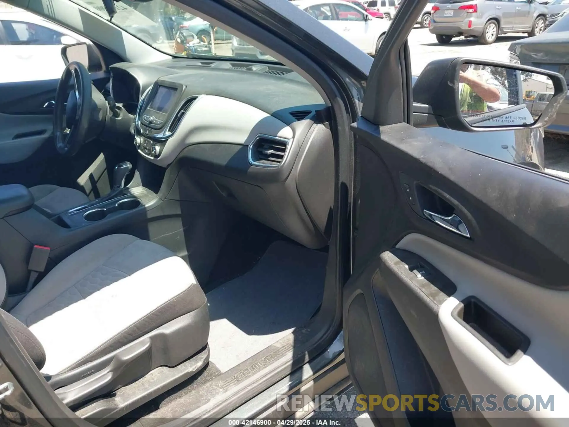 5 Photograph of a damaged car 3GNAXHEV4LS659089 CHEVROLET EQUINOX 2020
