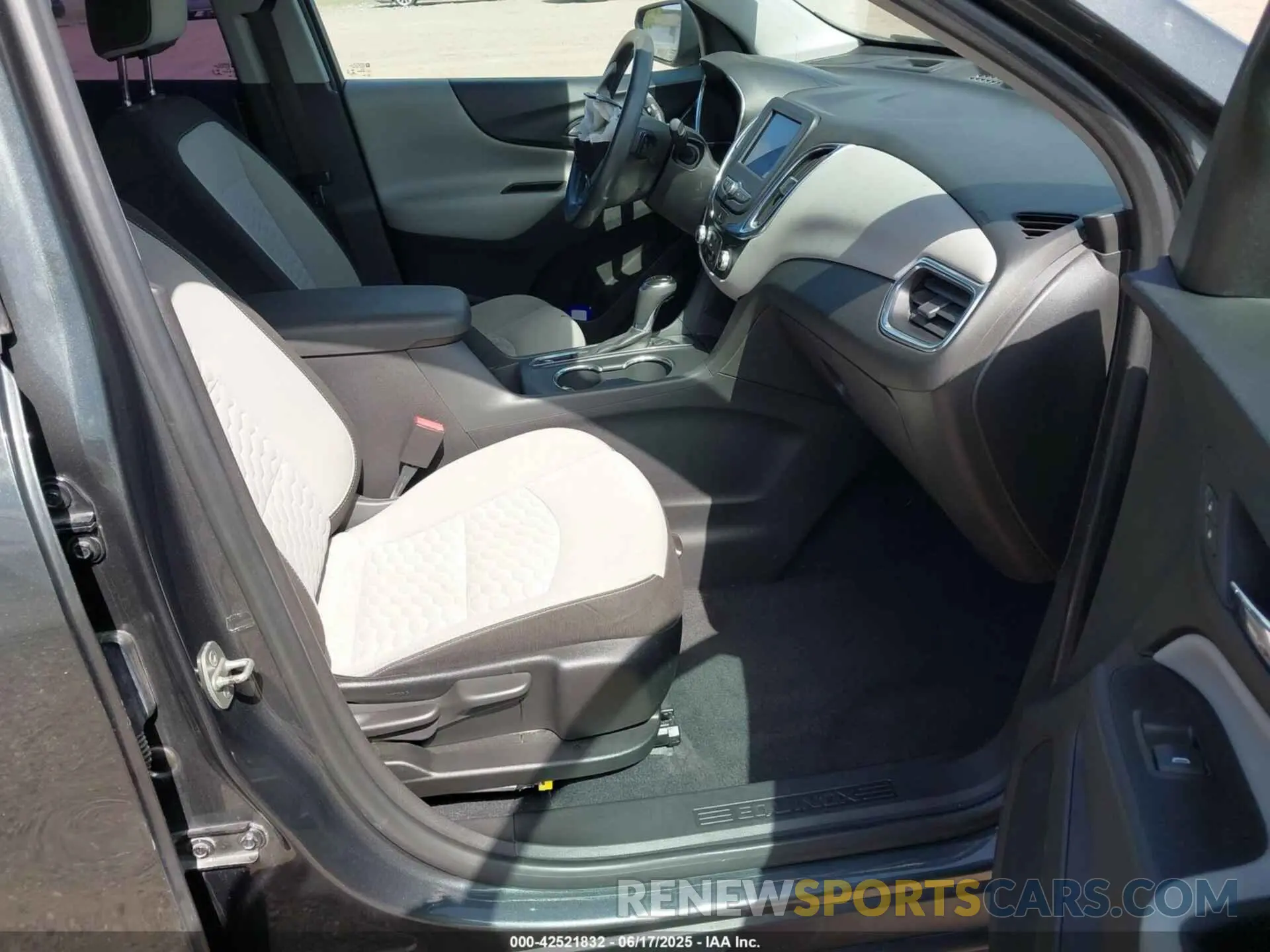 5 Photograph of a damaged car 3GNAXHEV5LS548146 CHEVROLET EQUINOX 2020