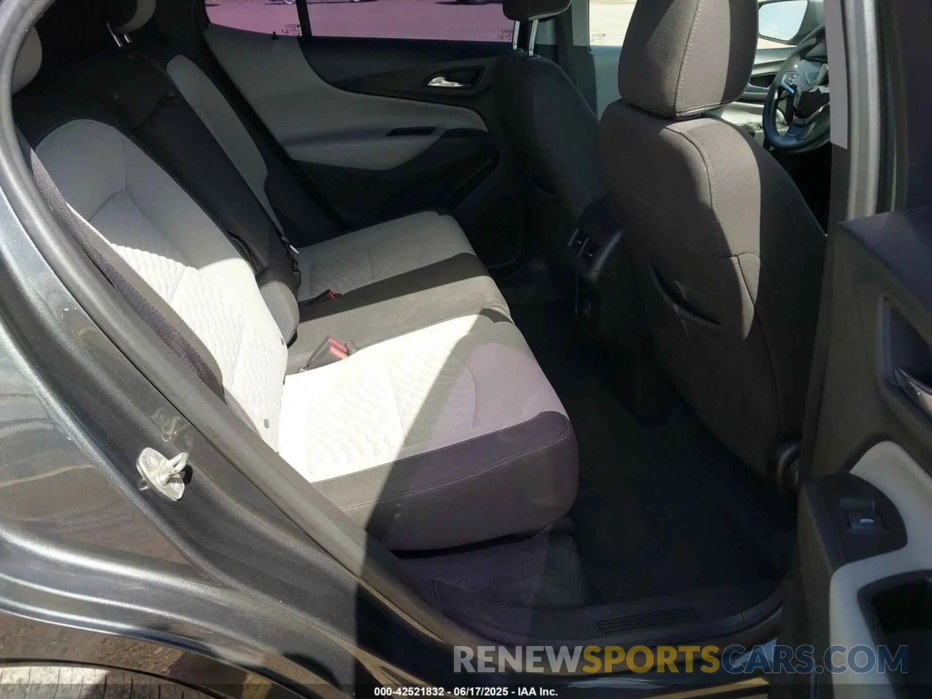8 Photograph of a damaged car 3GNAXHEV5LS548146 CHEVROLET EQUINOX 2020