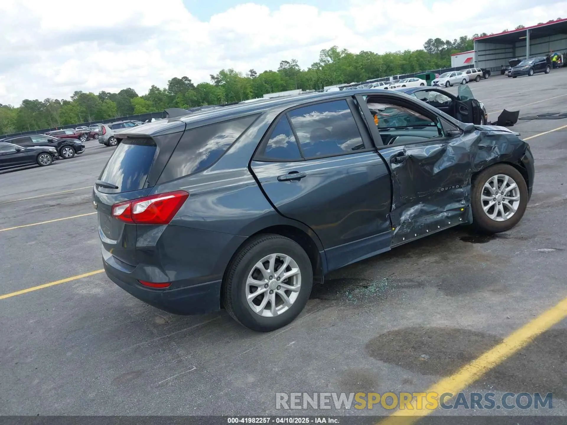 4 Photograph of a damaged car 3GNAXHEV5LS669386 CHEVROLET EQUINOX 2020