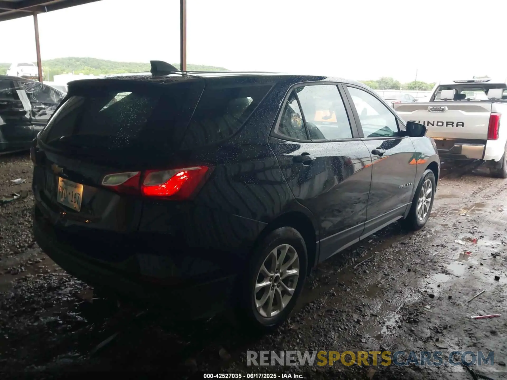 4 Photograph of a damaged car 3GNAXHEV5LS683207 CHEVROLET EQUINOX 2020