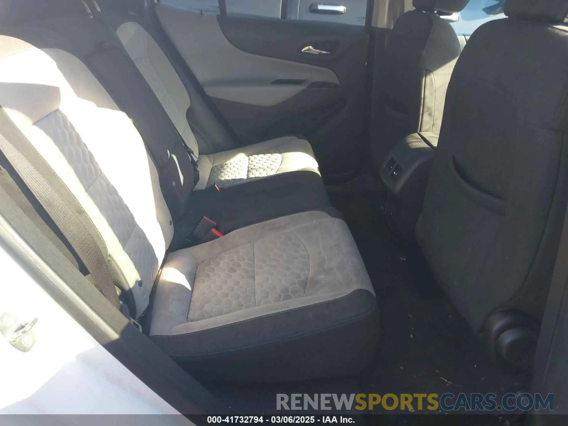 8 Photograph of a damaged car 3GNAXHEV6LS532098 CHEVROLET EQUINOX 2020