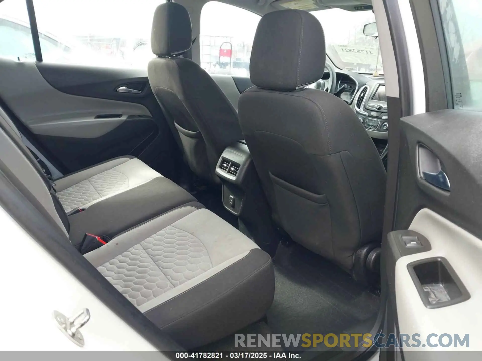 8 Photograph of a damaged car 3GNAXHEV6LS605079 CHEVROLET EQUINOX 2020