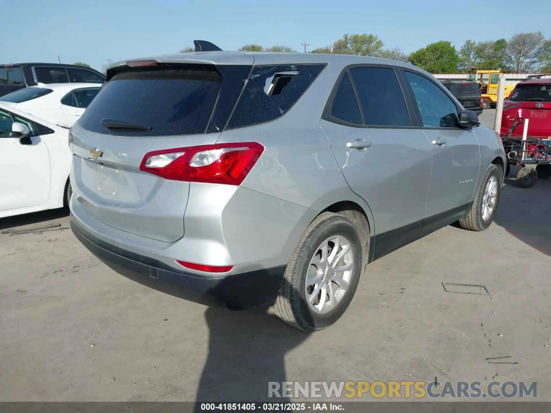 4 Photograph of a damaged car 3GNAXHEV6LS633156 CHEVROLET EQUINOX 2020