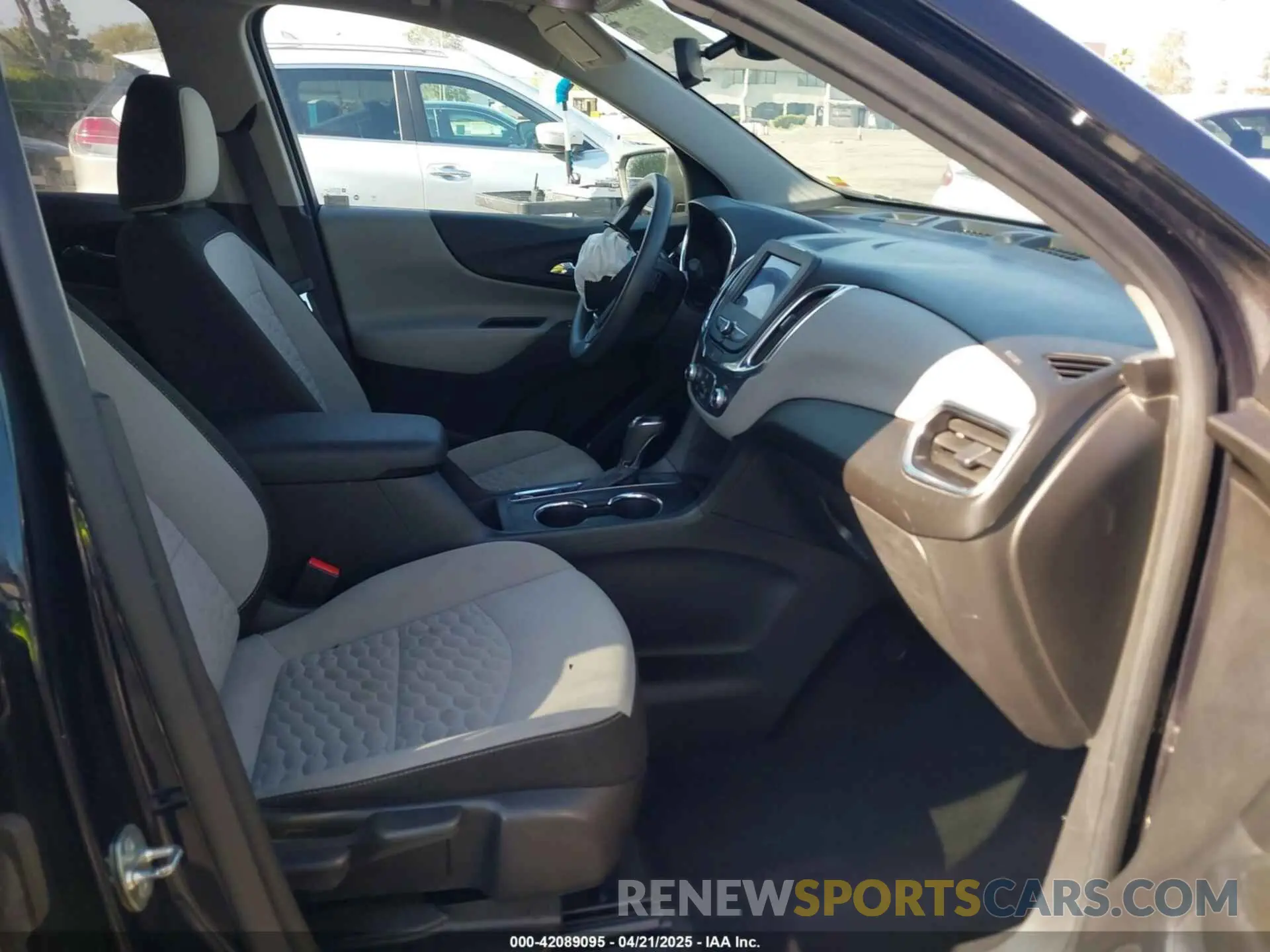 5 Photograph of a damaged car 3GNAXHEV6LS693678 CHEVROLET EQUINOX 2020
